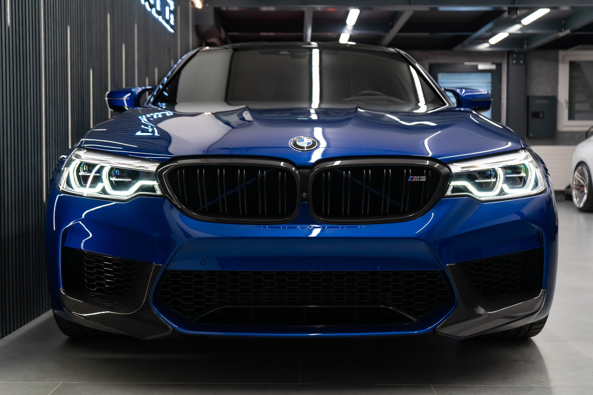 BMW M5 xDrive Drivelogic / V8 / 600PS / MARINA BAY BLUE / M-PERFORMANCE EXTERIEUR / 21" AVERSUS-showroom-element-3