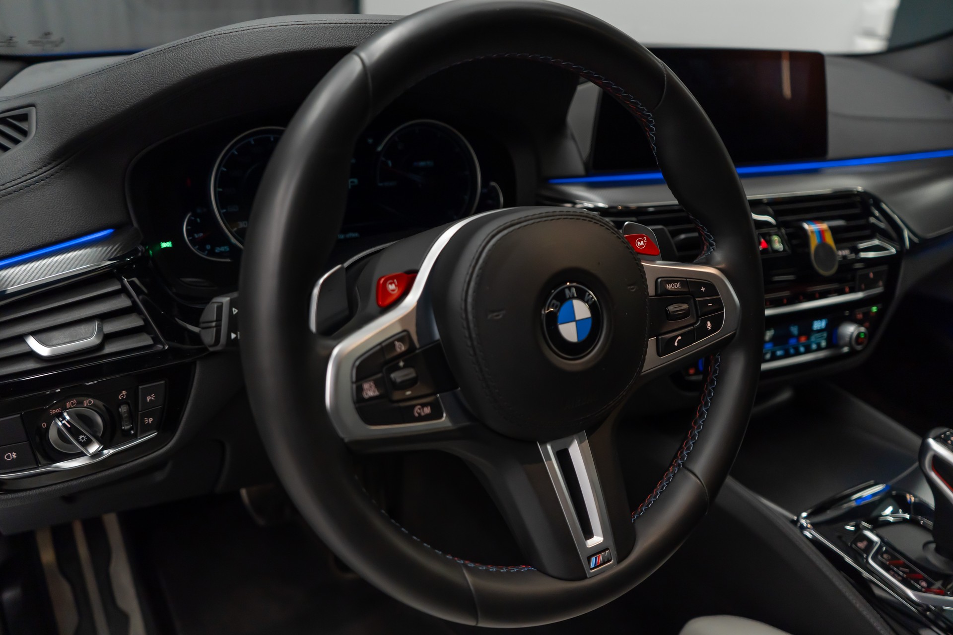BMW M5 xDrive Drivelogic / V8 / 600PS / MARINA BAY BLUE / M-PERFORMANCE EXTERIEUR / 21" AVERSUS-image-12