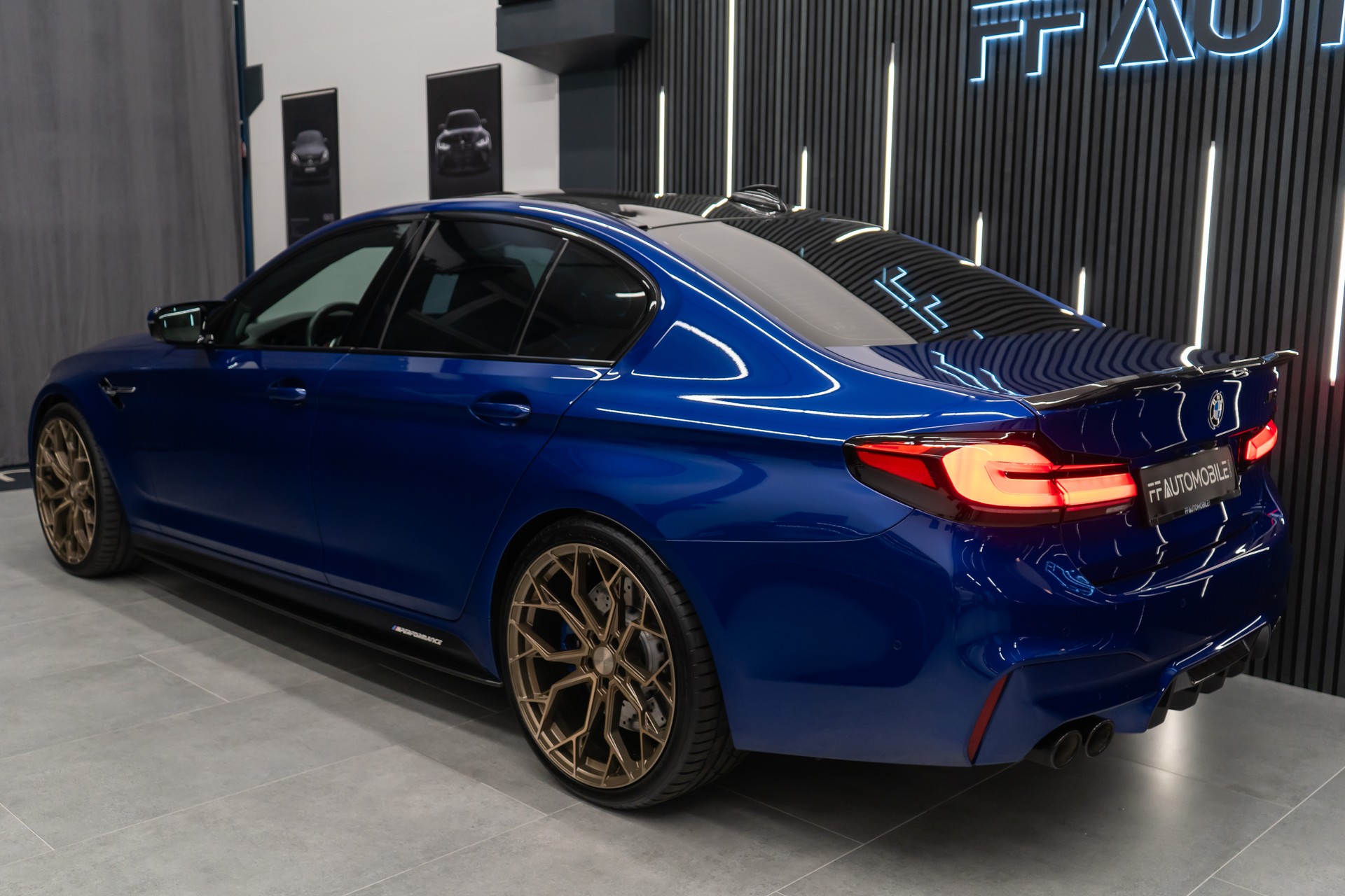 BMW M5 xDrive Drivelogic / V8 / 600PS / MARINA BAY BLUE / M-PERFORMANCE EXTERIEUR / 21" AVERSUS-image-21