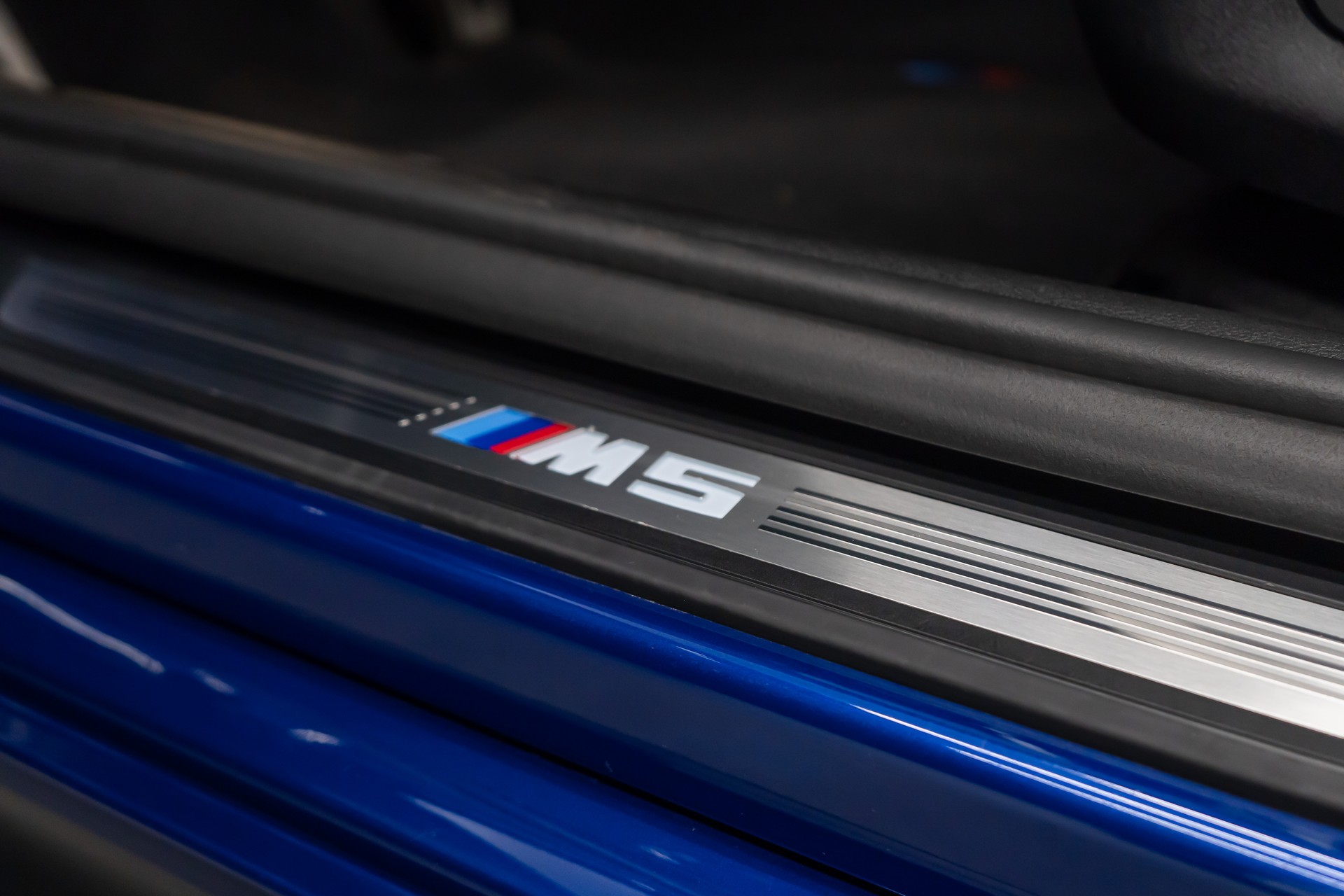 BMW M5 xDrive Drivelogic / V8 / 600PS / MARINA BAY BLUE / M-PERFORMANCE EXTERIEUR / 21" AVERSUS-image-8