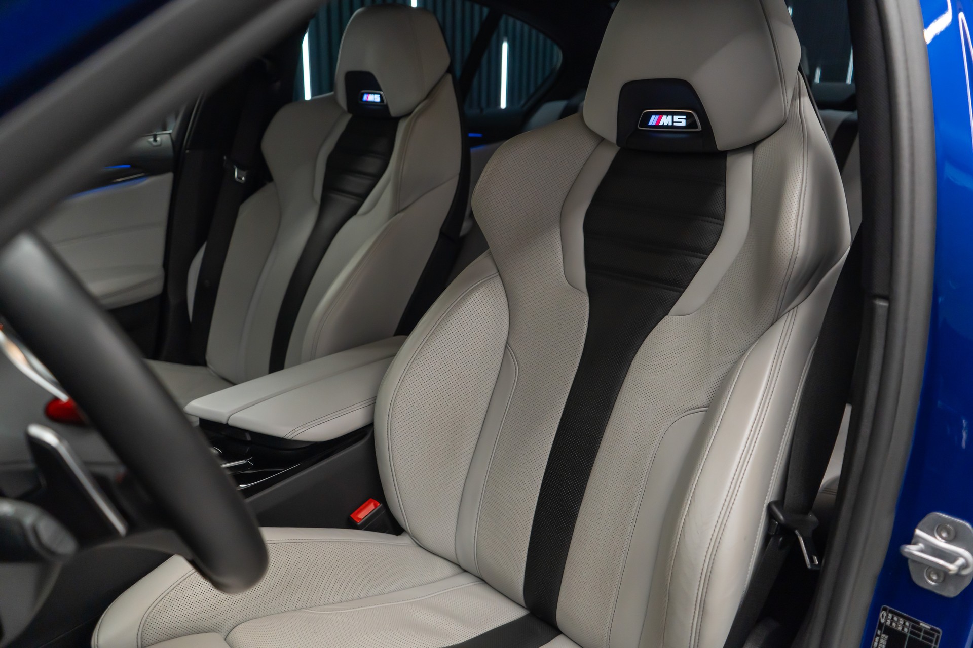 BMW M5 xDrive Drivelogic / V8 / 600PS / MARINA BAY BLUE / M-PERFORMANCE EXTERIEUR / 21" AVERSUS-image-10
