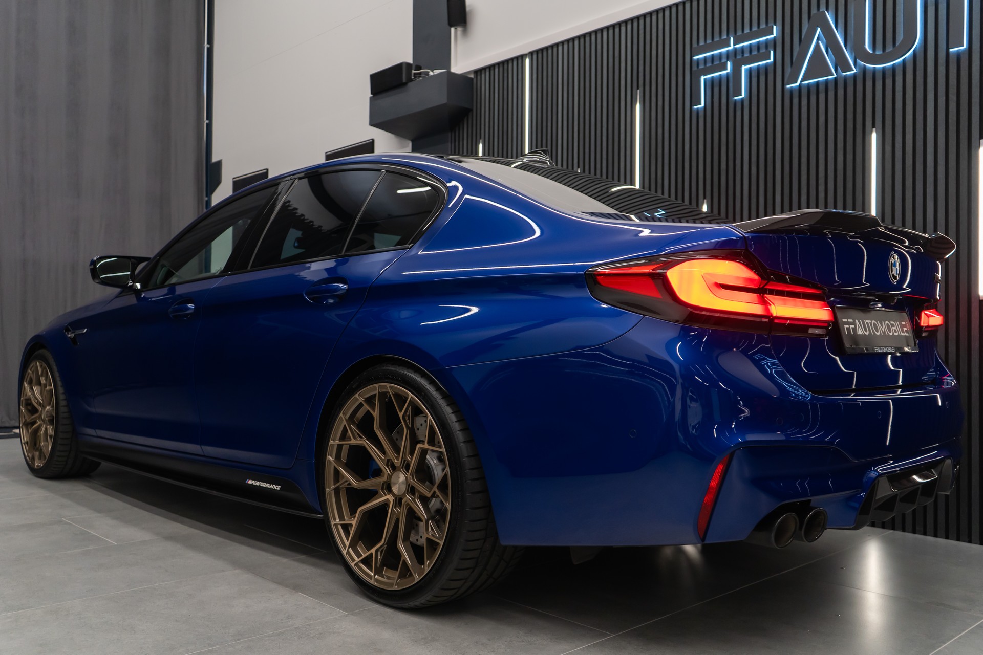 BMW M5 xDrive Drivelogic / V8 / 600PS / MARINA BAY BLUE / M-PERFORMANCE EXTERIEUR / 21" AVERSUS-image-22