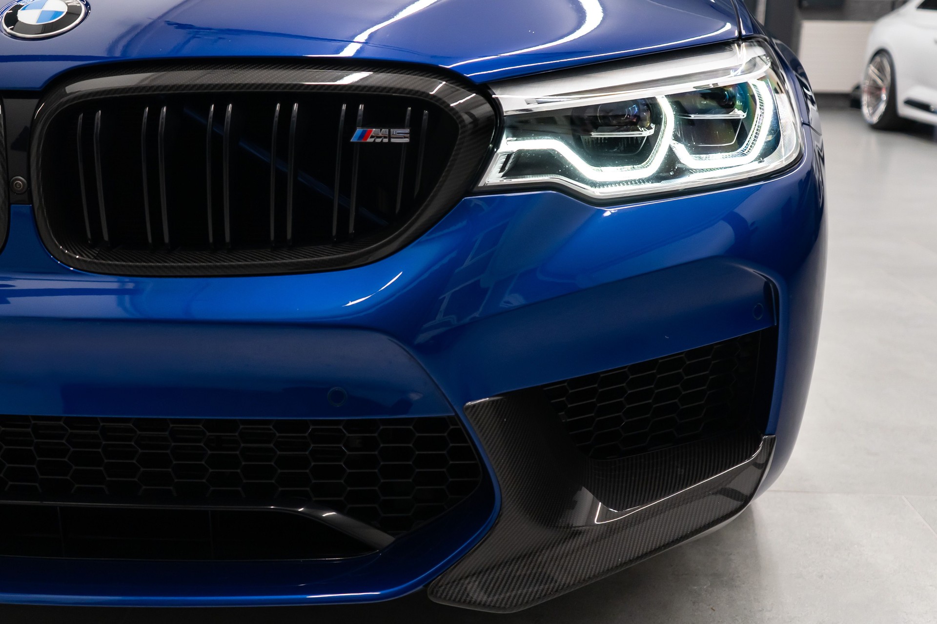 BMW M5 xDrive Drivelogic / V8 / 600PS / MARINA BAY BLUE / M-PERFORMANCE EXTERIEUR / 21" AVERSUS-image-4