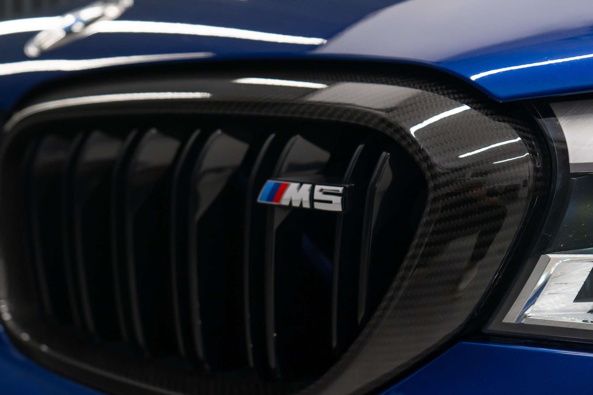BMW M5 xDrive Drivelogic / V8 / 600PS / MARINA BAY BLUE / M-PERFORMANCE EXTERIEUR / 21" AVERSUS-image-5