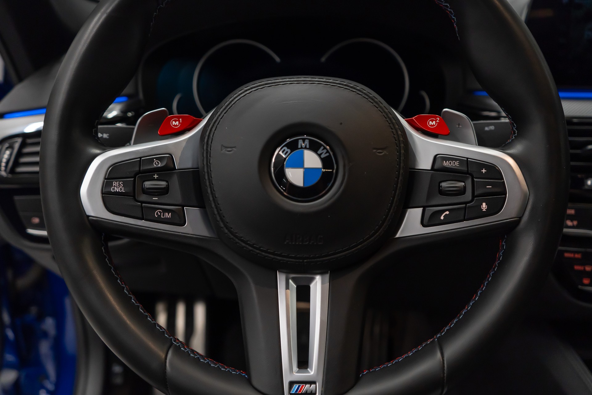 BMW M5 xDrive Drivelogic / V8 / 600PS / MARINA BAY BLUE / M-PERFORMANCE EXTERIEUR / 21" AVERSUS-image-13