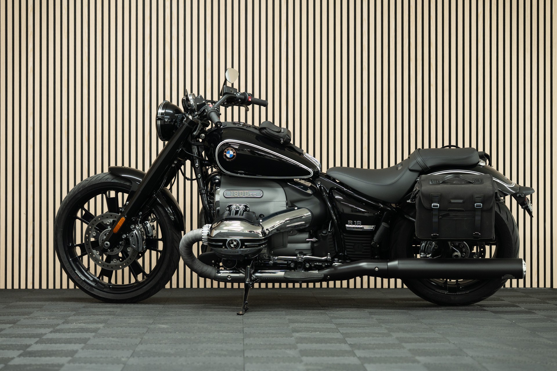 BMW R 18 mit edlem Umbau inkl. Jekill & Hyde Klappenauspuffanlage-showroom-element-1