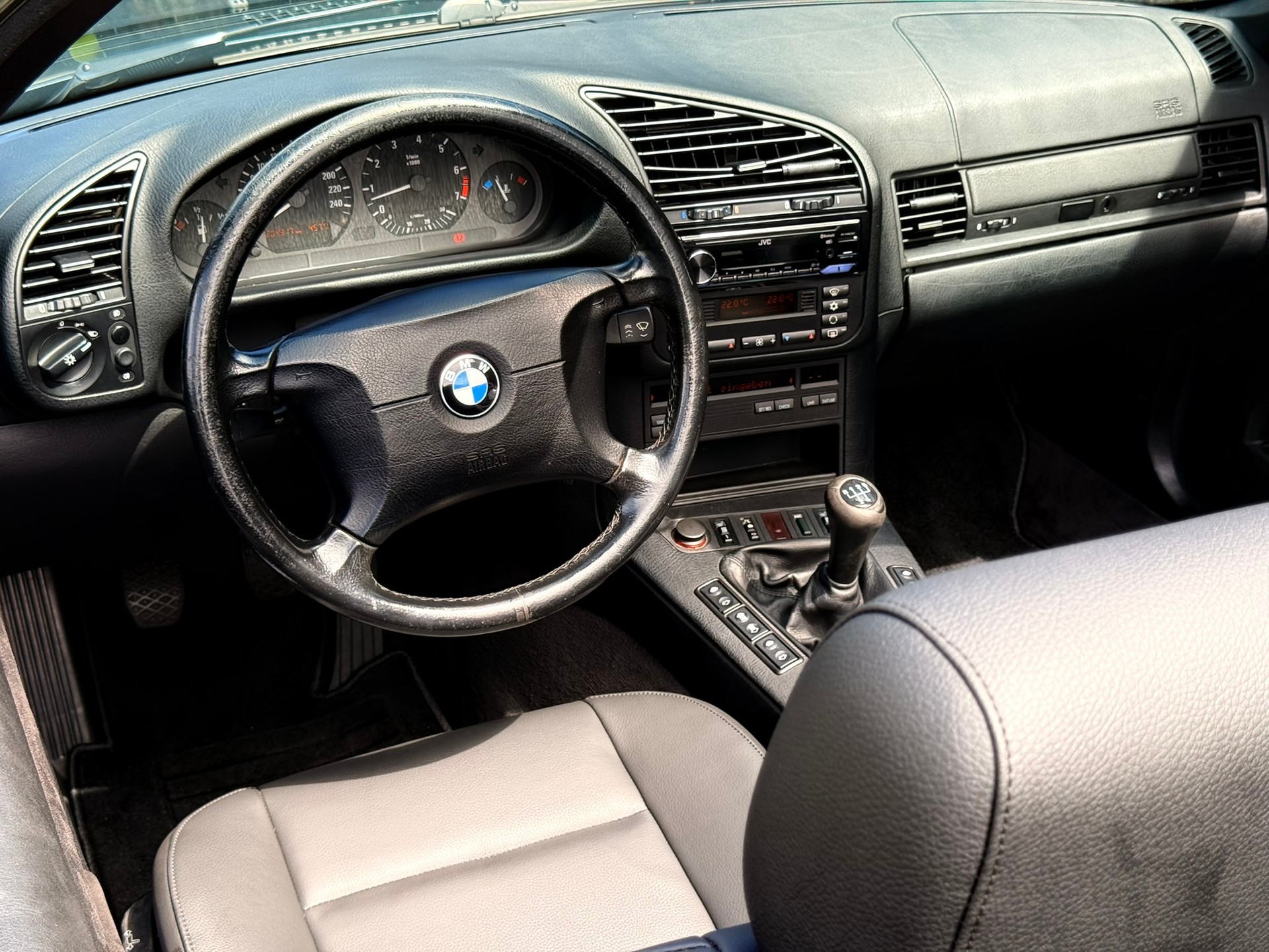 BMW 328i Cabrio-image-10