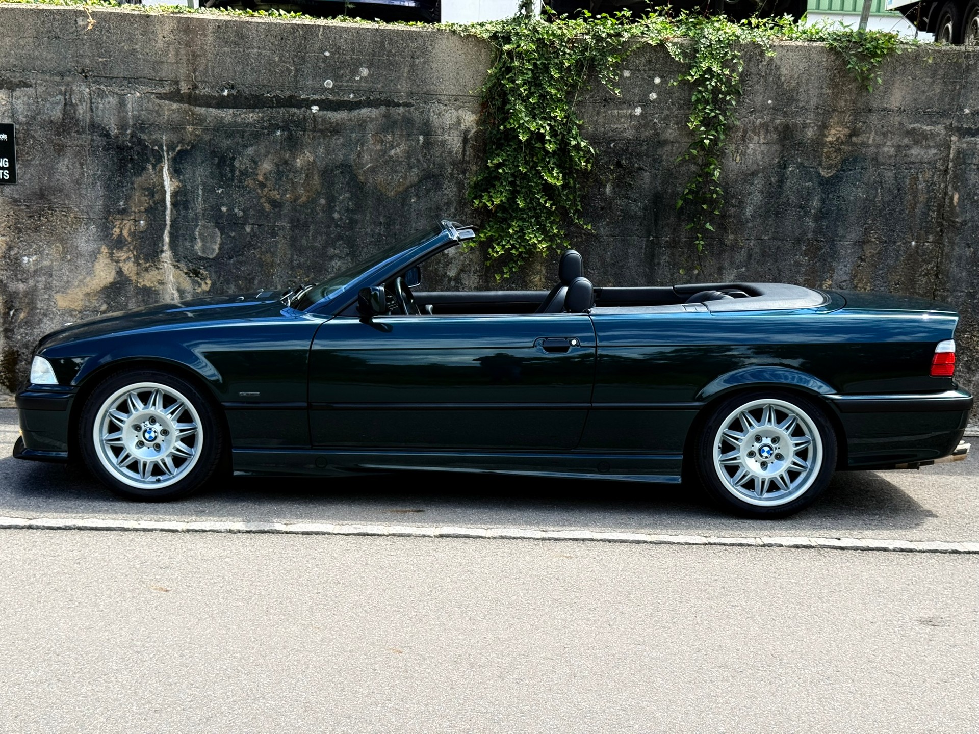 BMW 328i Cabrio-image-3