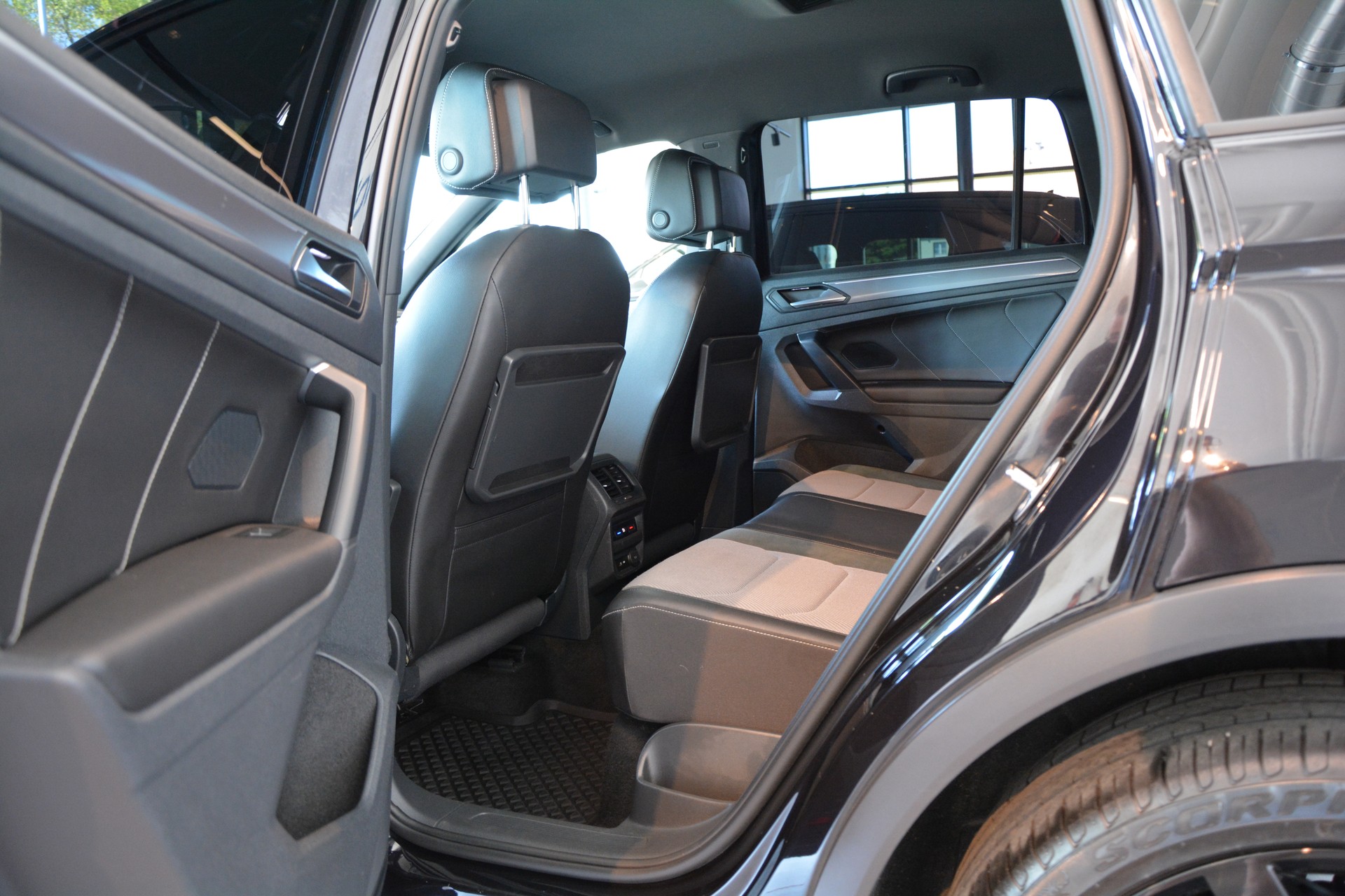 VW Tiguan 2.0 TDI SCR Highline 4Motion DSG R-Line-image-10