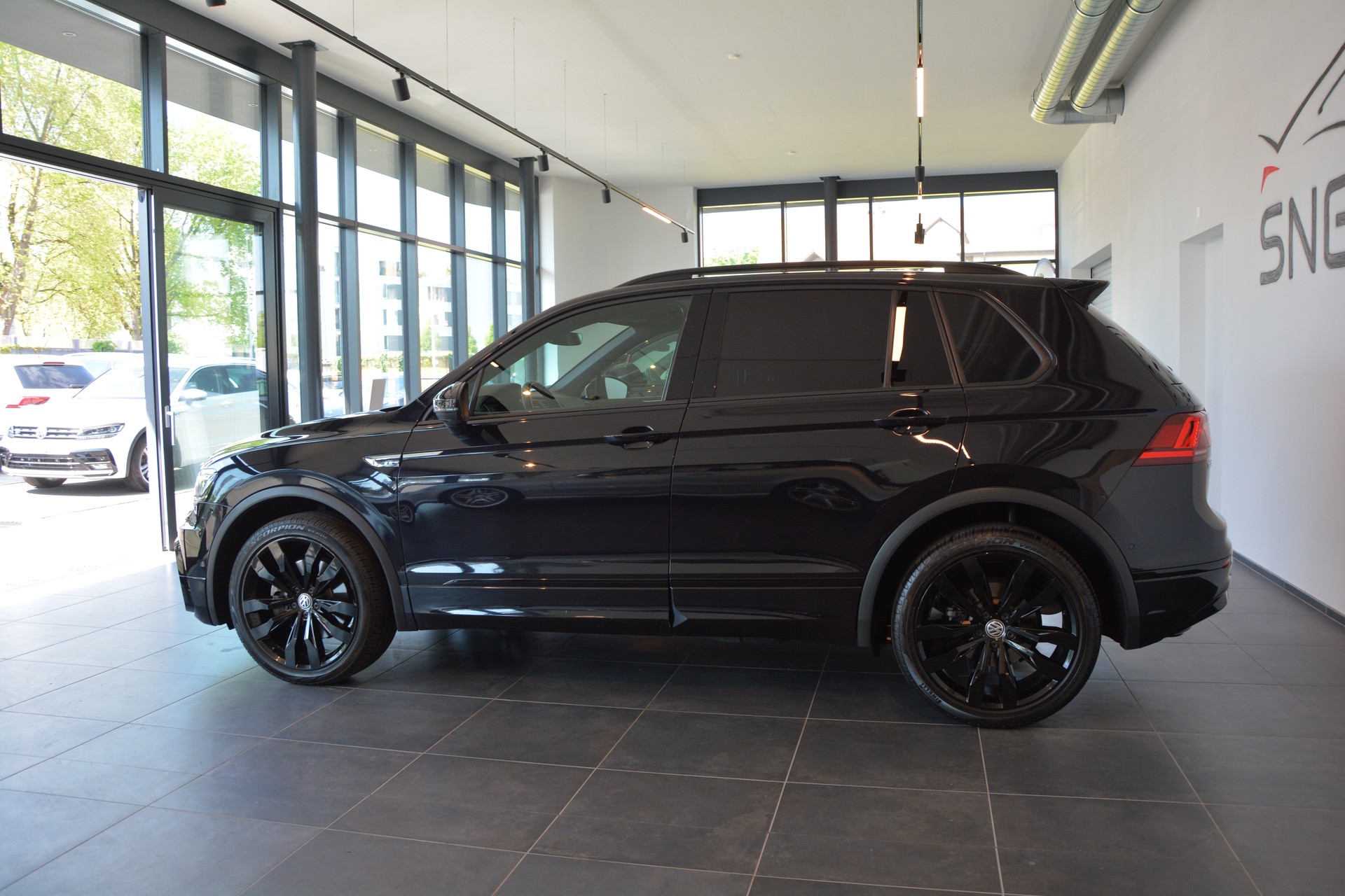 VW Tiguan 2.0 TDI SCR Highline 4Motion DSG R-Line-image-2