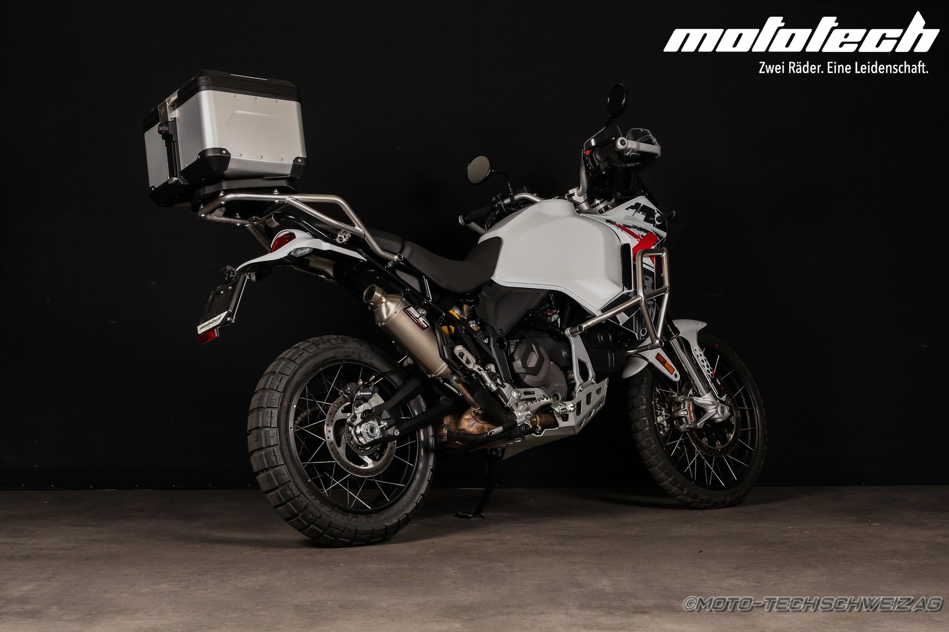 DUCATI Desert X-showroom-element-1