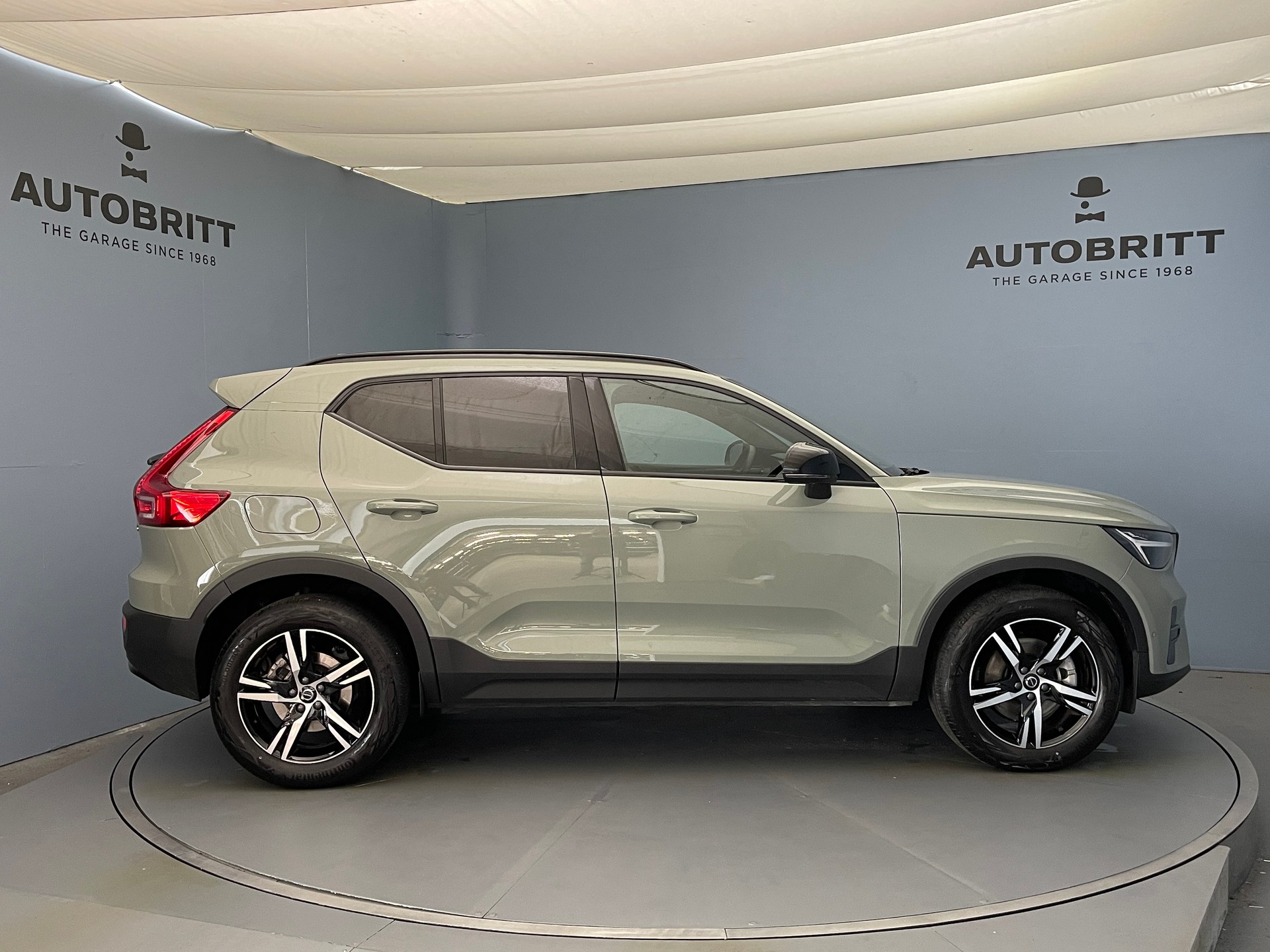 VOLVO XC40 2.0 B3 MH Plus Dark-image-3