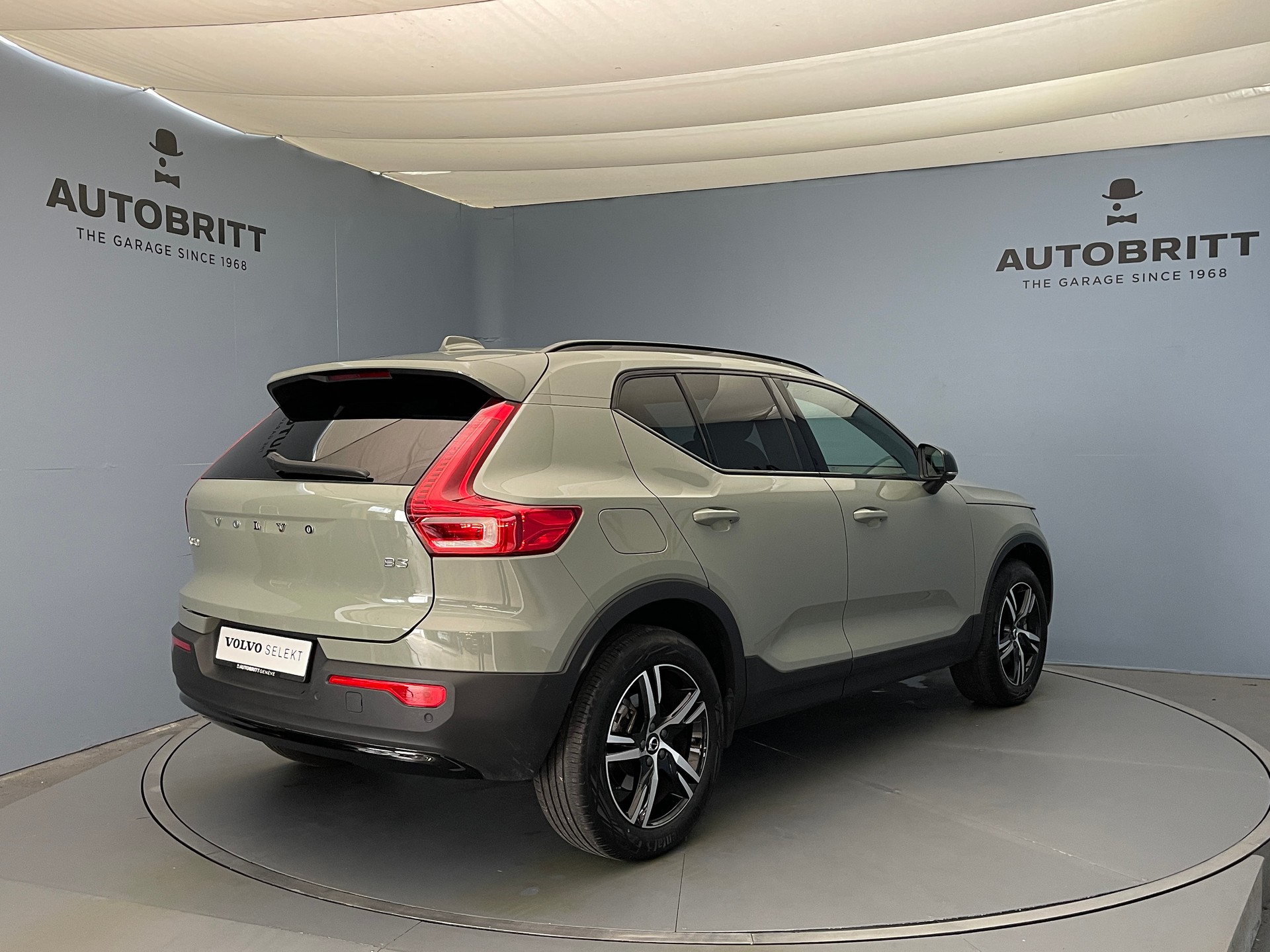 VOLVO XC40 2.0 B3 MH Plus Dark-image-1