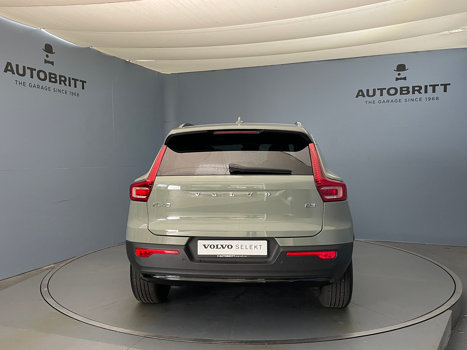 VOLVO XC40 2.0 B3 MH Plus Dark-image-2