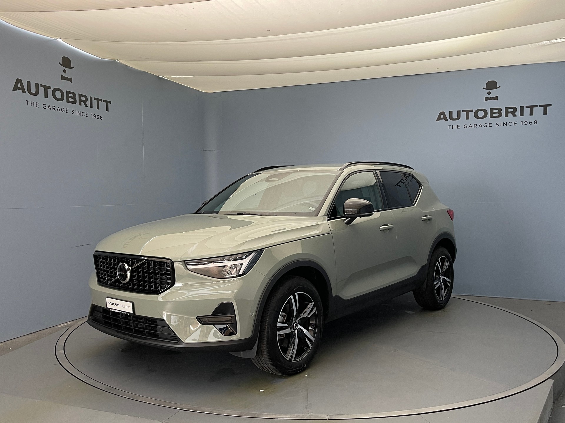 VOLVO XC40 2.0 B3 MH Plus Dark-image-0