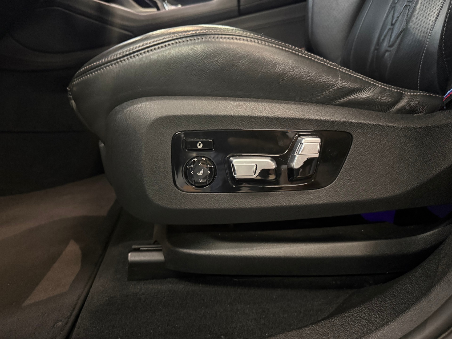 BMW X6 M50i Steptronic-image-17