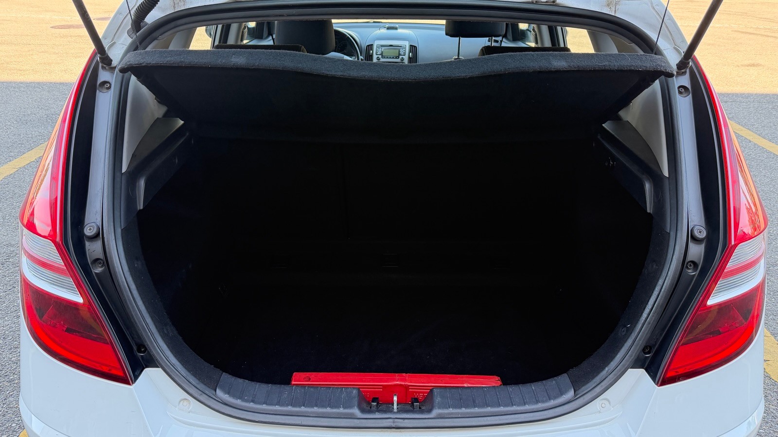 HYUNDAI i30 1.6 CRDi-image-8