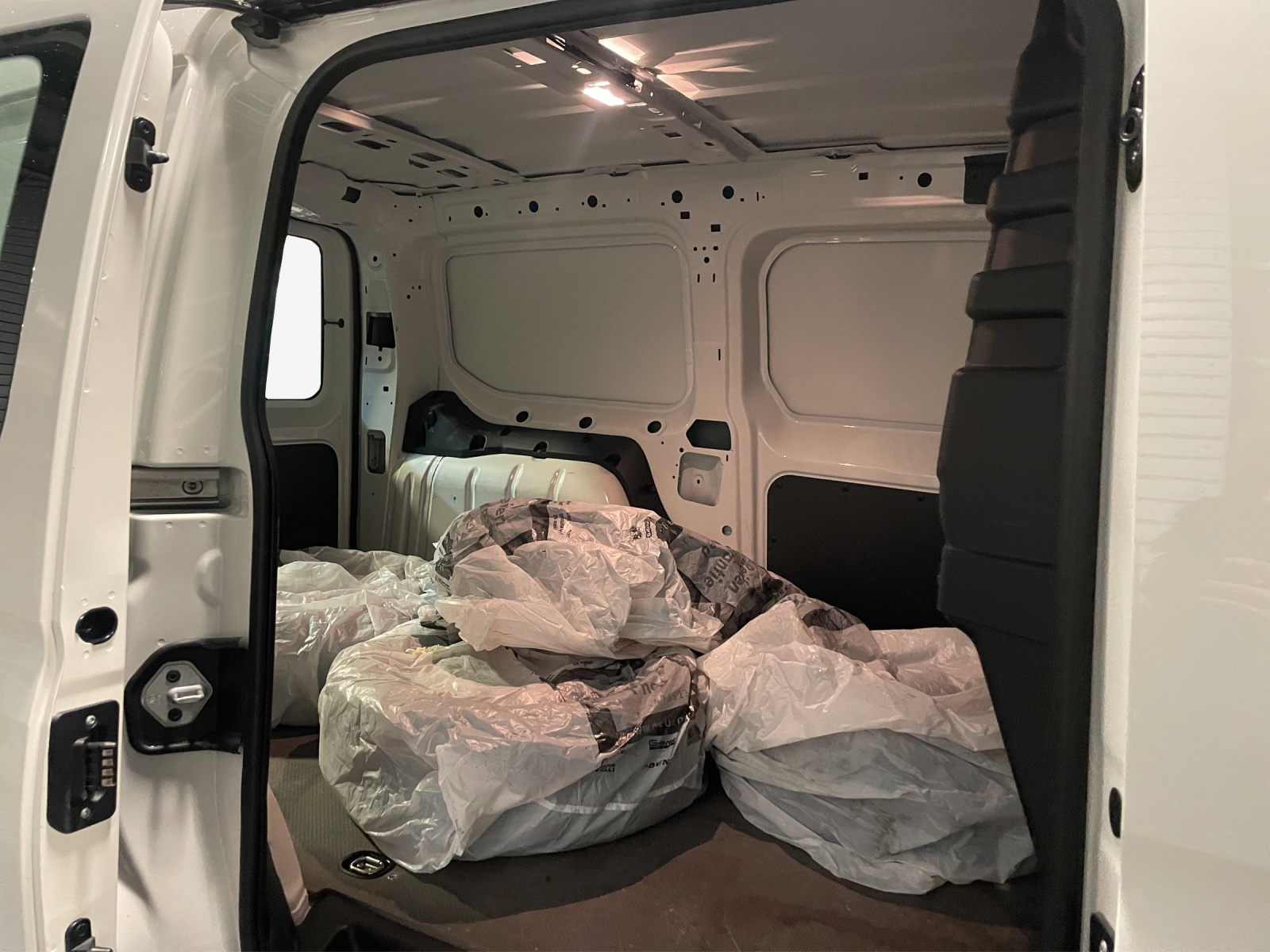 VW Caddy Cargo 2.0TDI Maxi 4Motion-image-11