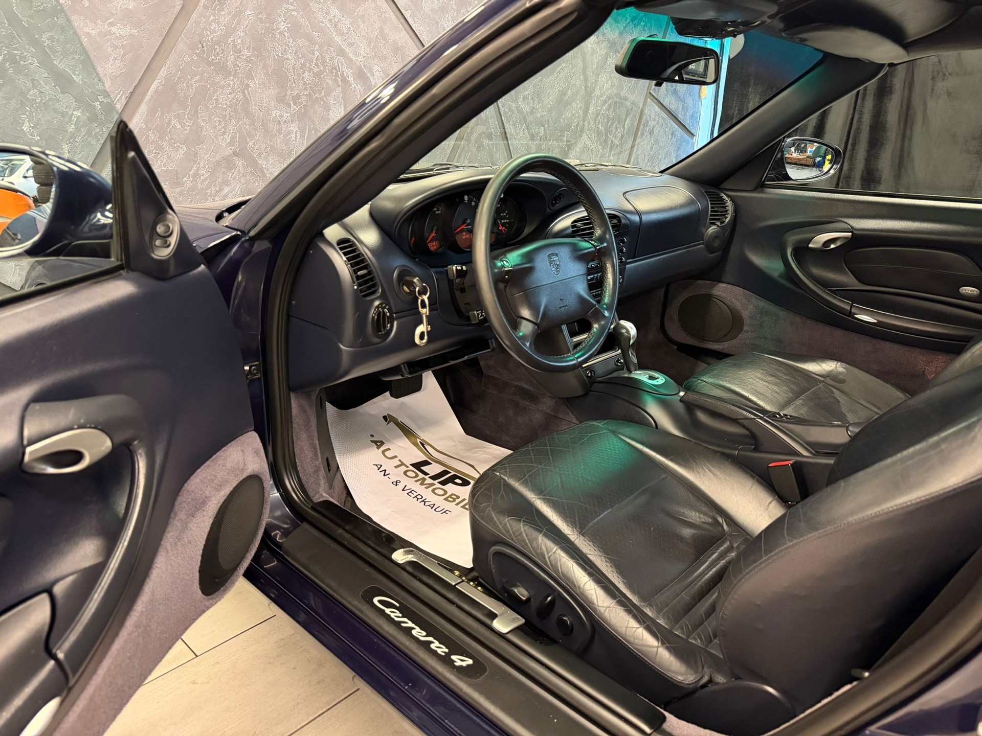 PORSCHE 911 Carrera 4 Cabrio-image-9
