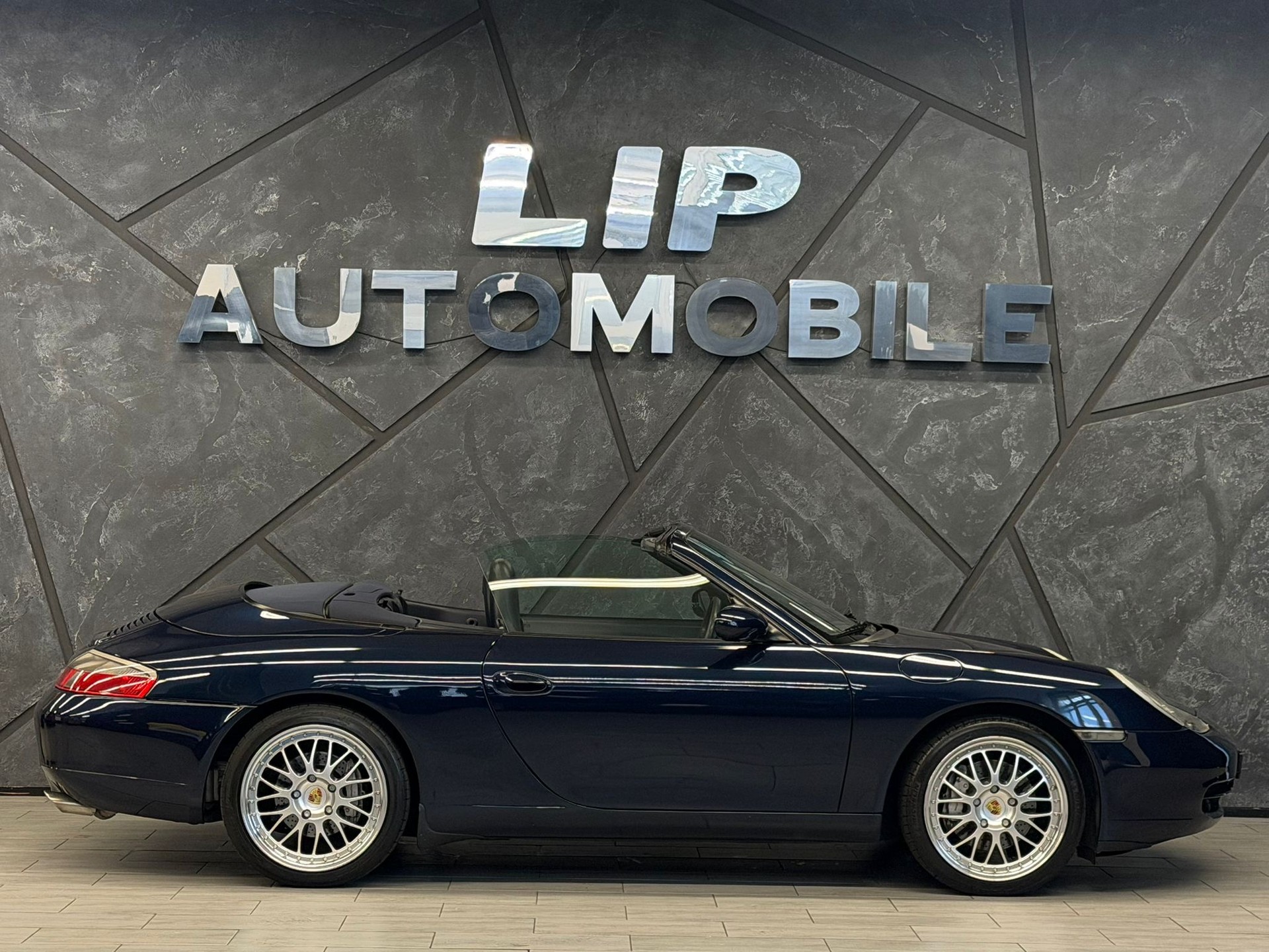 PORSCHE 911 Carrera 4 Cabrio-image-3