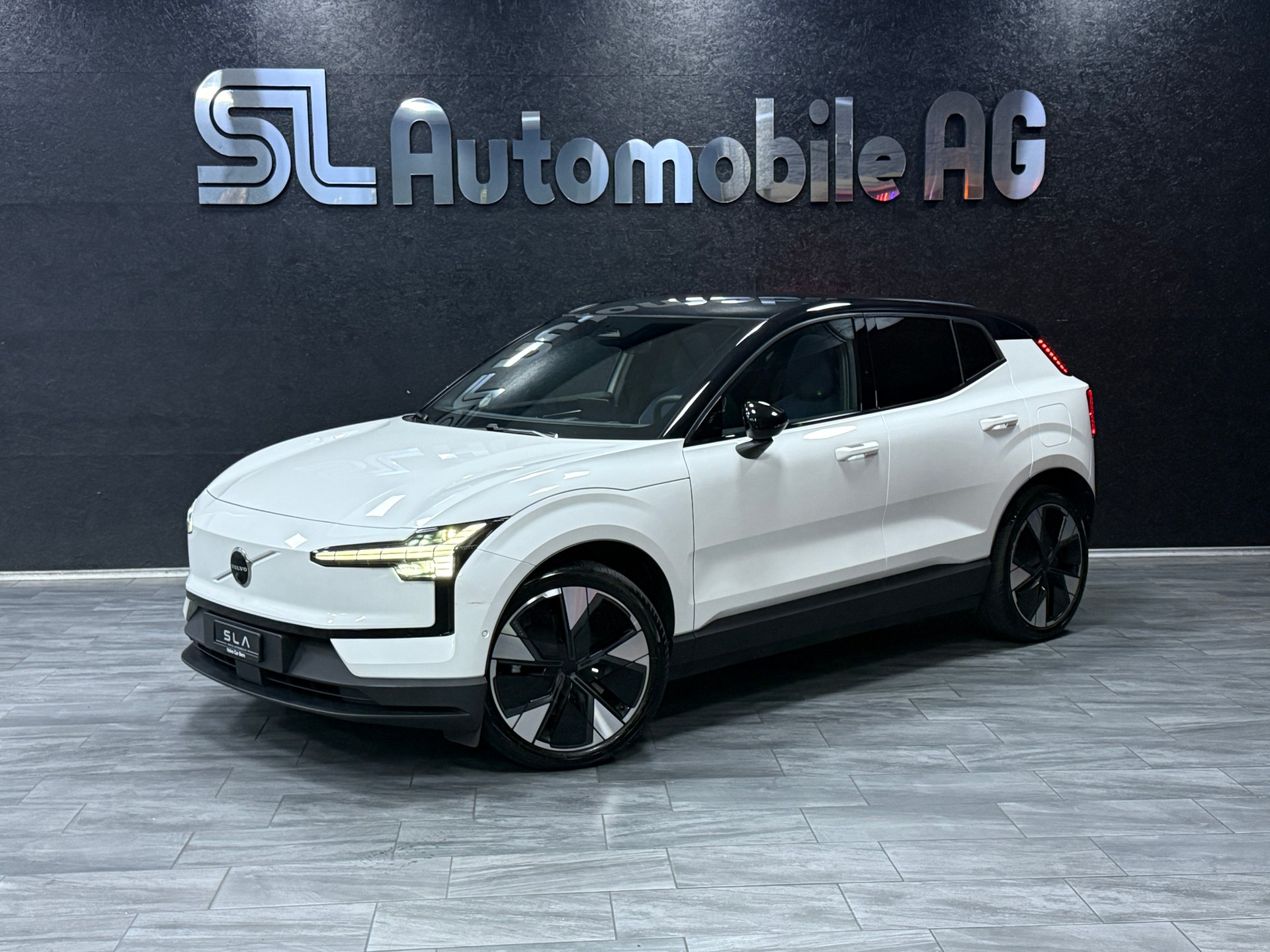 VOLVO EX30 E60 69kWh Twin Plus / CH Fz-image-0