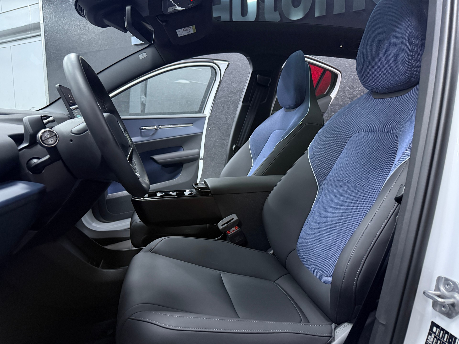 VOLVO EX30 E60 69kWh Twin Plus / CH Fz-image-8