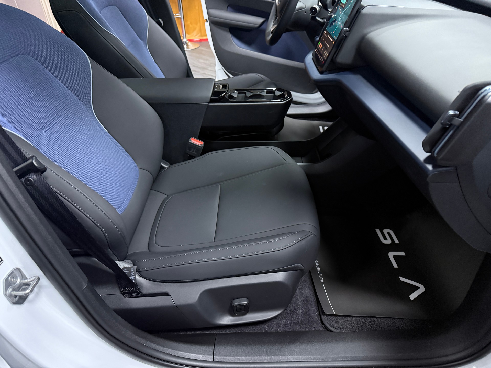 VOLVO EX30 E60 69kWh Twin Plus / CH Fz-image-14