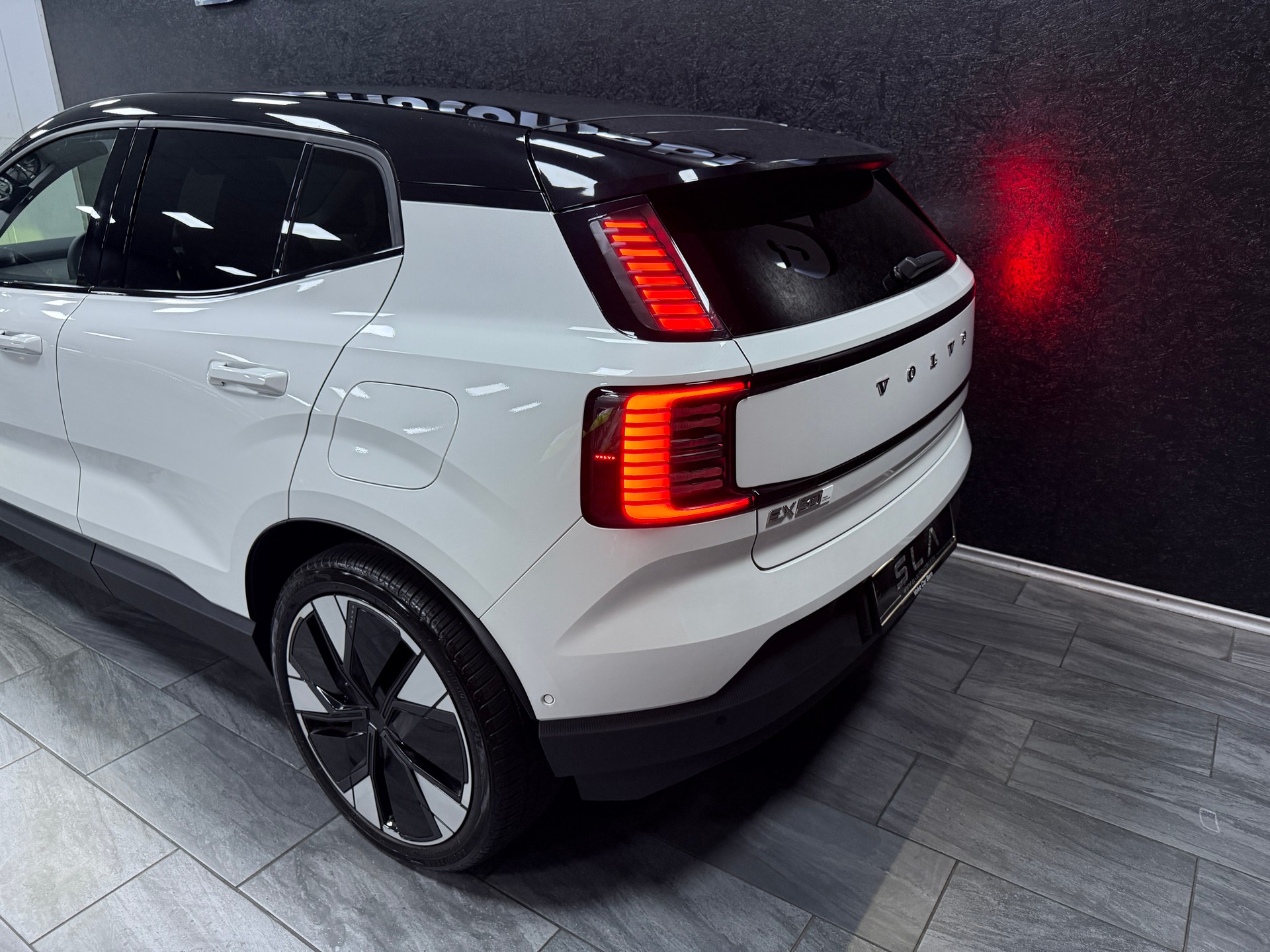 VOLVO EX30 E60 69kWh Twin Plus / CH Fz-image-6