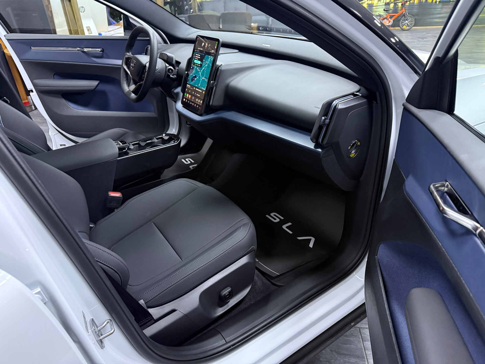 VOLVO EX30 E60 69kWh Twin Plus / CH Fz-image-11