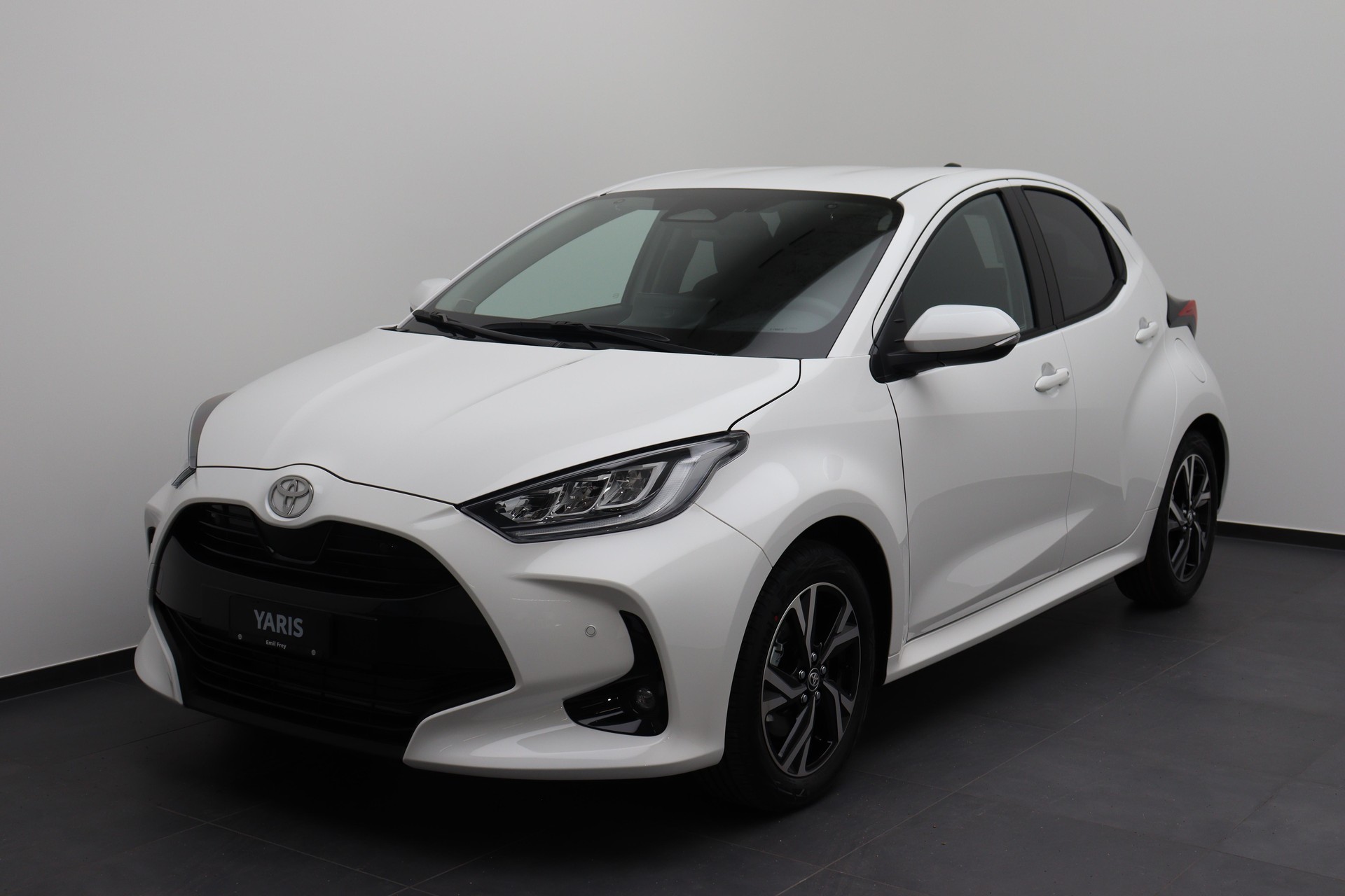 TOYOTA Yaris 1.5 VVT-i HSD Trend-image-0