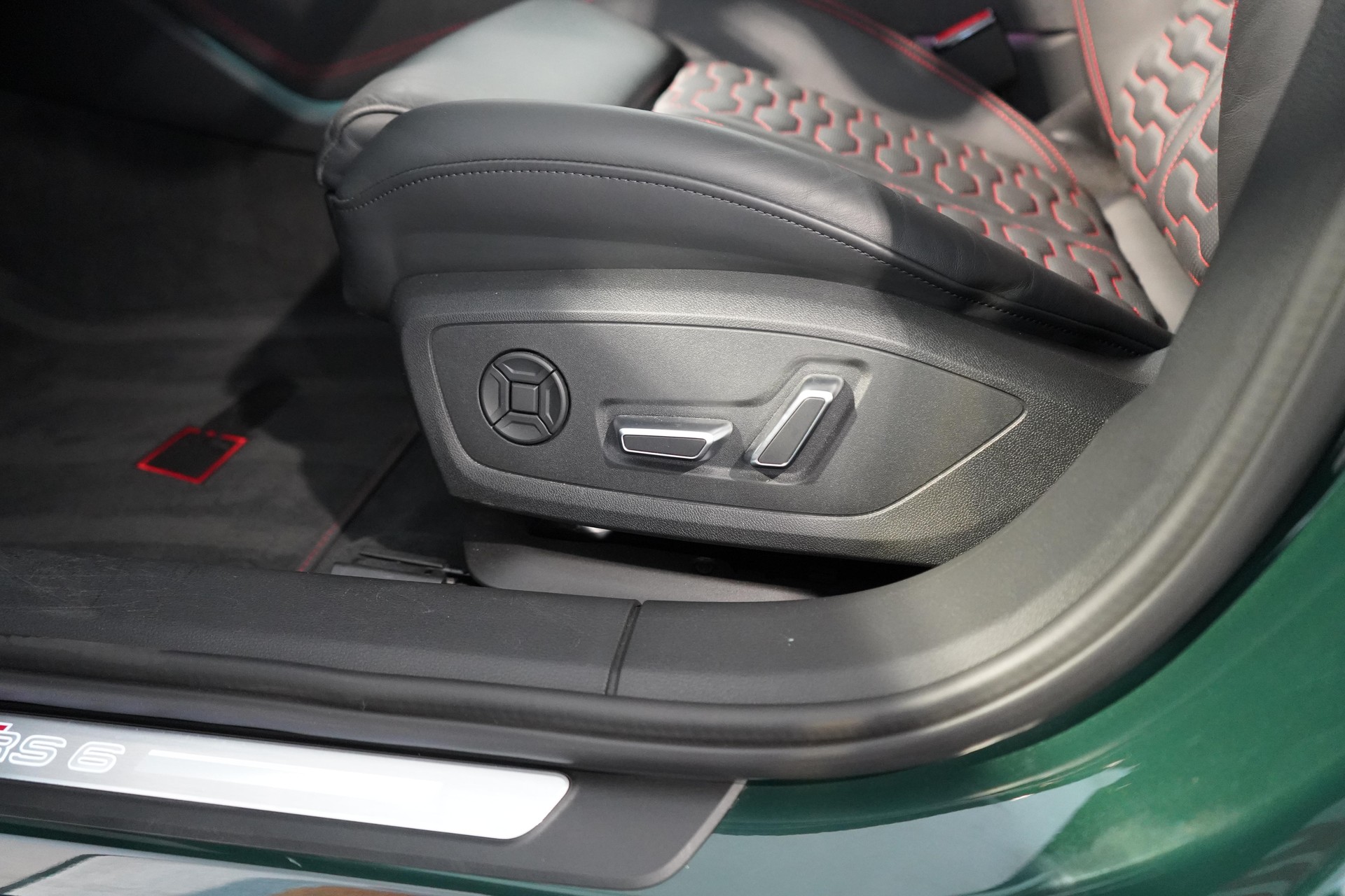 AUDI RS6 Avant 4.0 V8 TFSI performance quattro T-Tronic-image-17