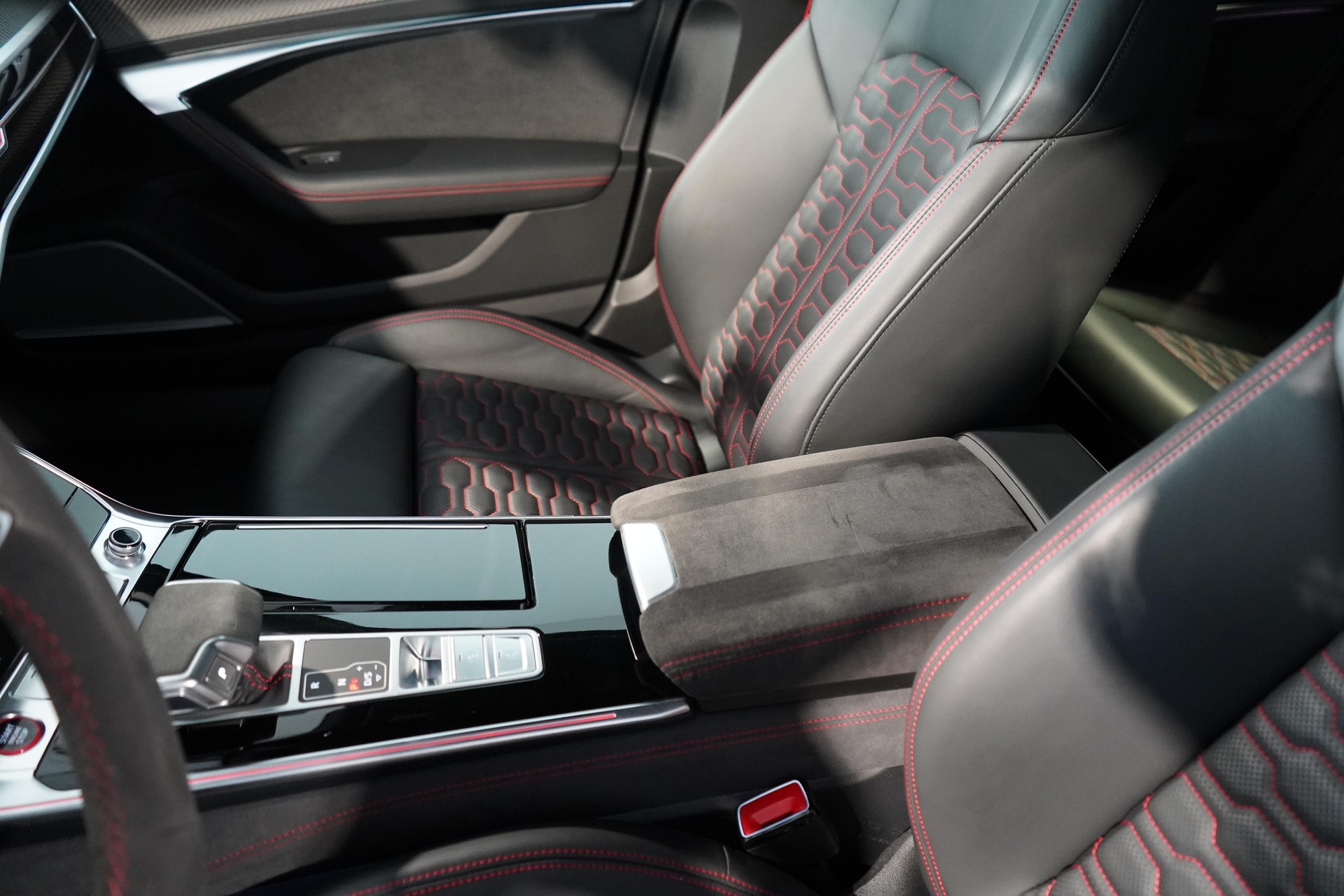 AUDI RS6 Avant 4.0 V8 TFSI performance quattro T-Tronic-image-11