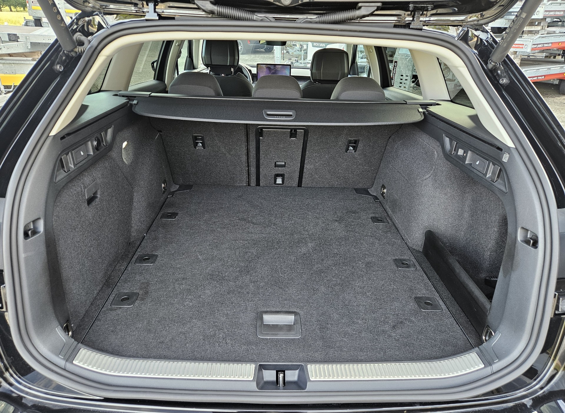 SKODA Superb Combi 2.0 TDi Selection 4x4 DSG Modell 2026 mit Anhängerkupplung-image-23