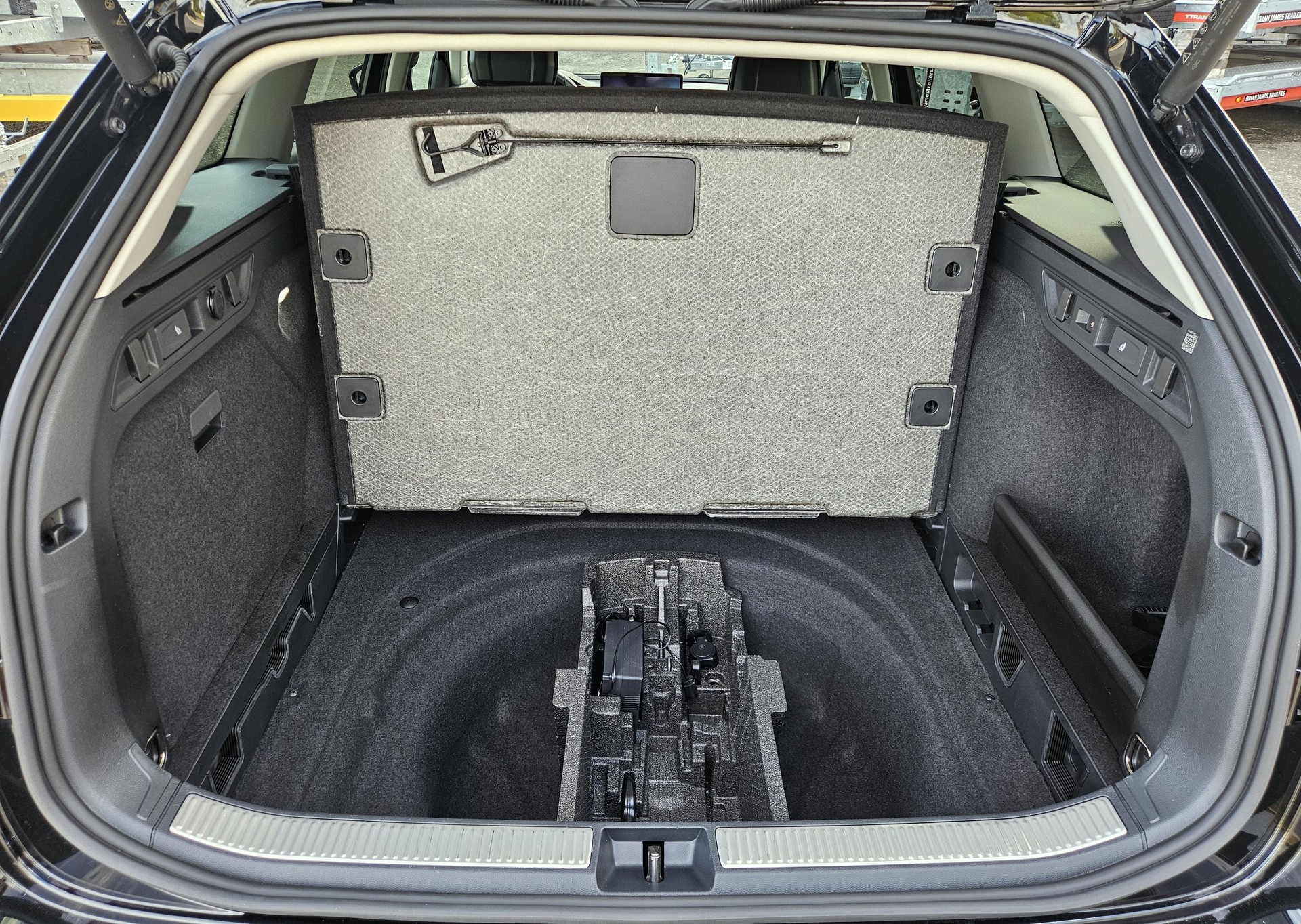 SKODA Superb Combi 2.0 TDi Selection 4x4 DSG Modell 2026 mit Anhängerkupplung-image-24