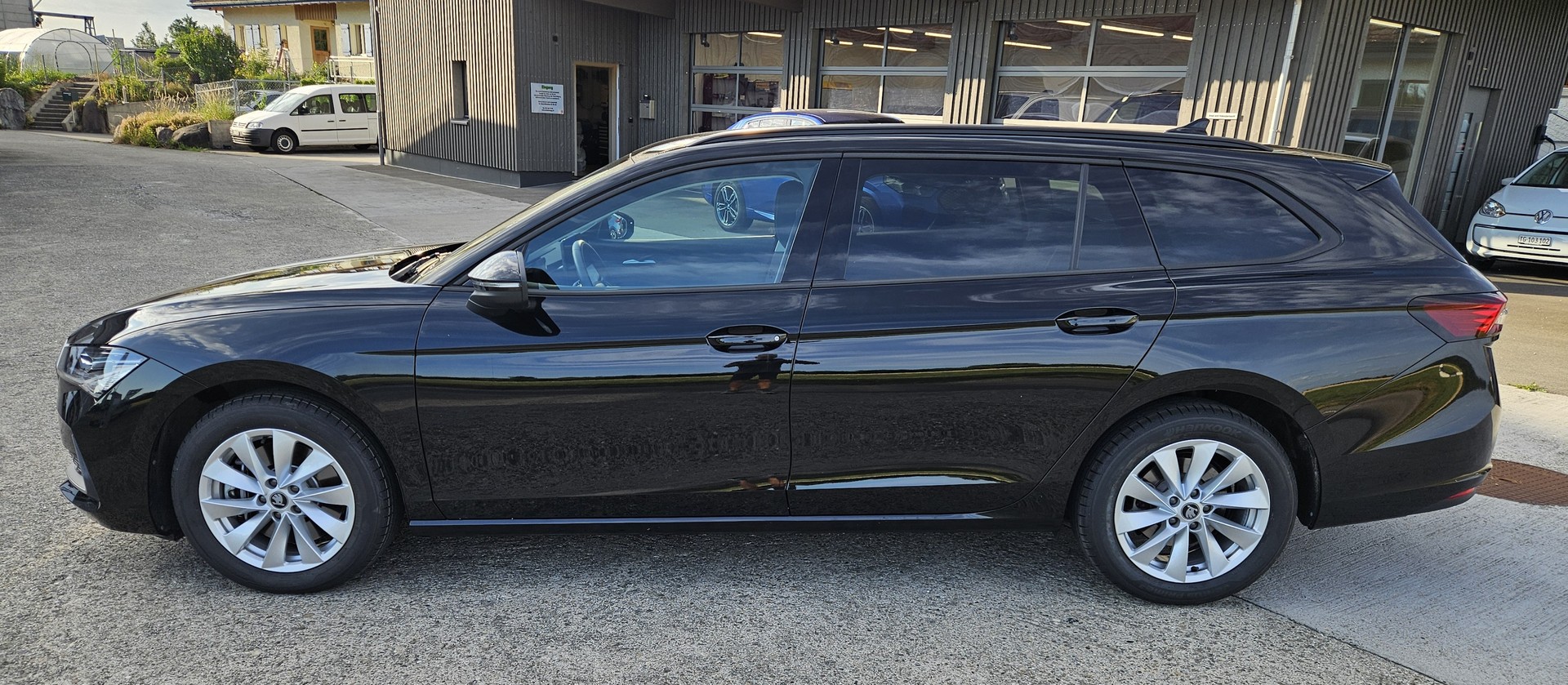 SKODA Superb Combi 2.0 TDi Selection 4x4 DSG Modell 2026 mit Anhängerkupplung-image-3