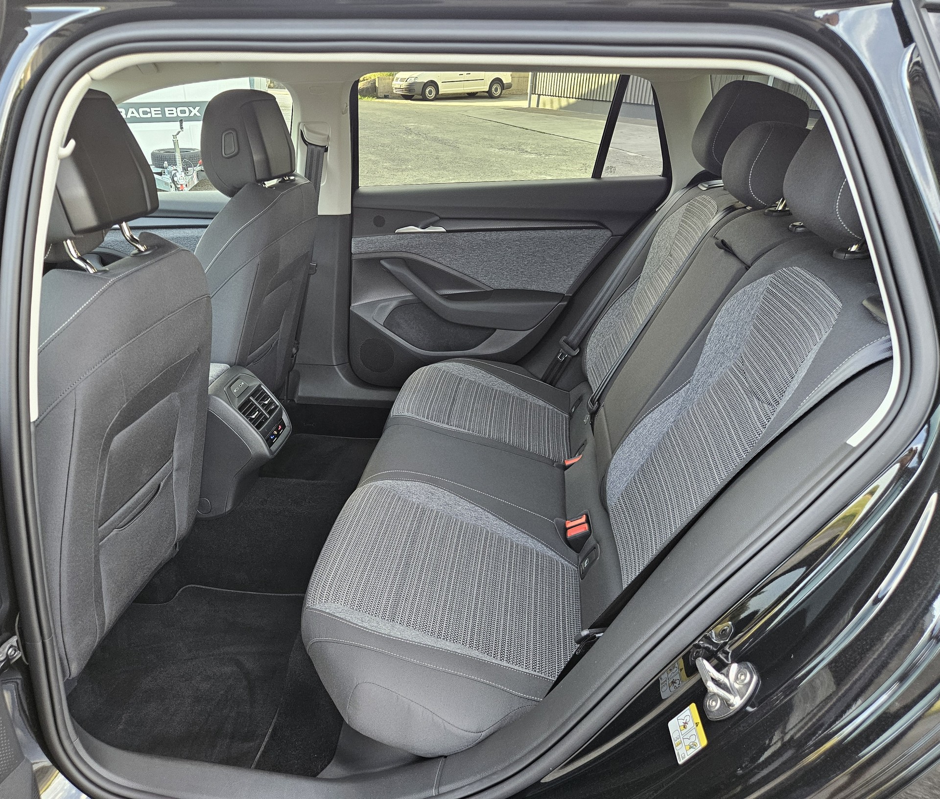 SKODA Superb Combi 2.0 TDi Selection 4x4 DSG Modell 2026 mit Anhängerkupplung-image-22