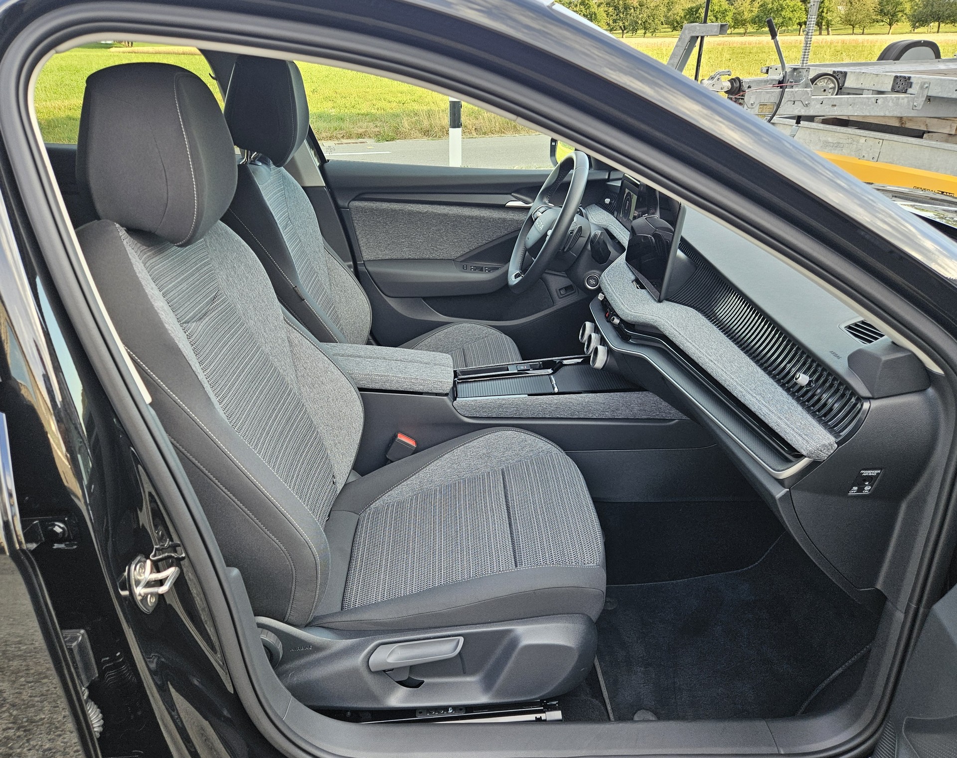 SKODA Superb Combi 2.0 TDi Selection 4x4 DSG Modell 2026 mit Anhängerkupplung-image-11