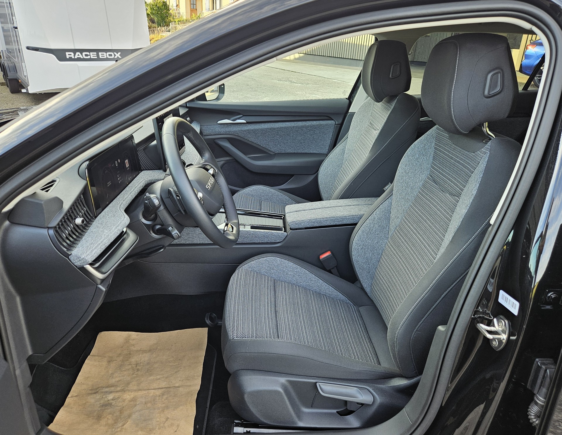 SKODA Superb Combi 2.0 TDi Selection 4x4 DSG Modell 2026 mit Anhängerkupplung-image-9