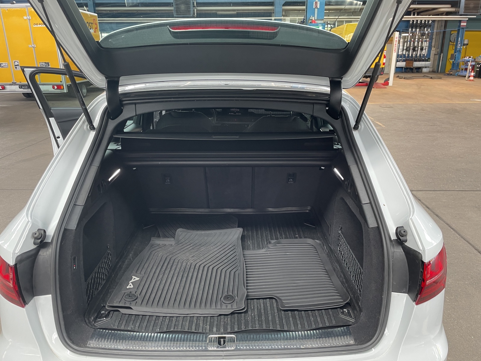 AUDI A4 Avant 2.0 40 TDI S Line quattro S-Tronic-image-10