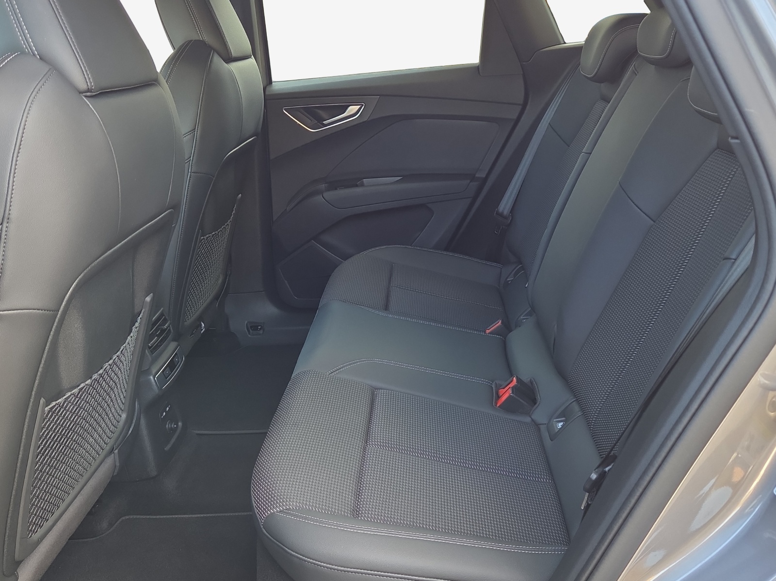 AUDI Q4 e-tron 45 Attraction quattro-image-12