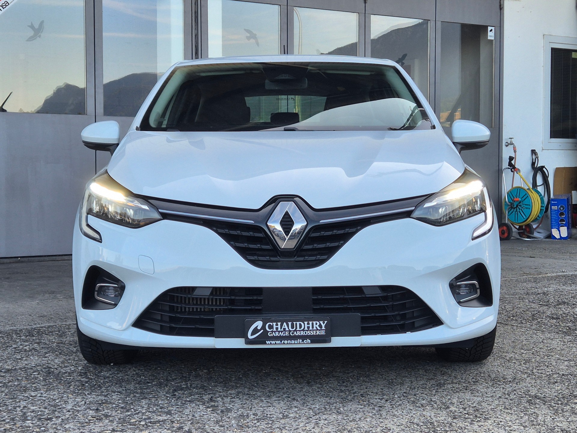 RENAULT Clio 1.0 Business-showroom-element-1