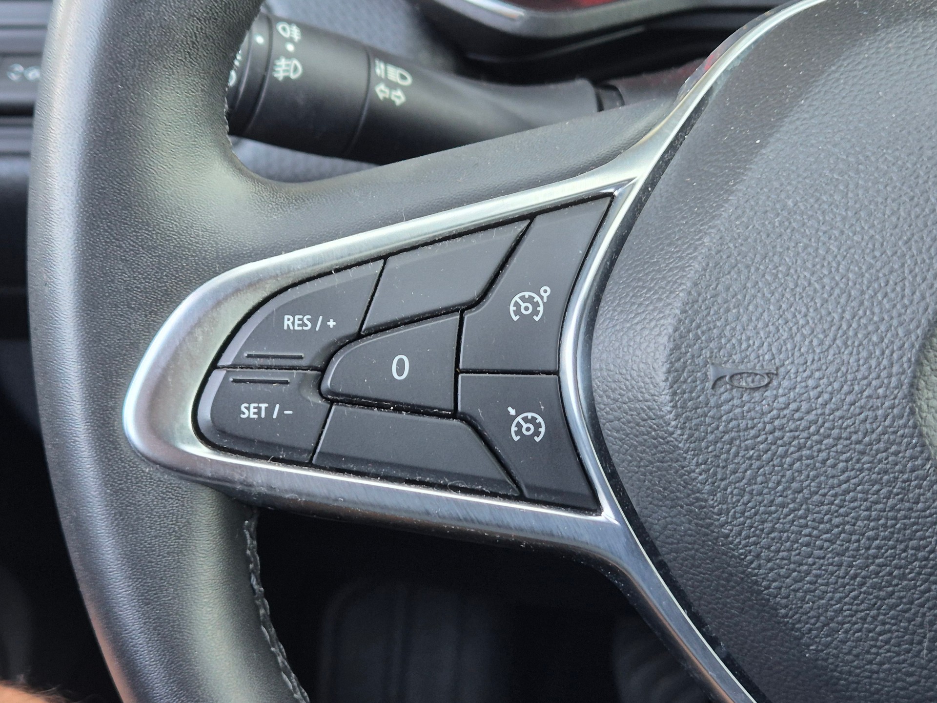 RENAULT Clio 1.0 Business-image-23