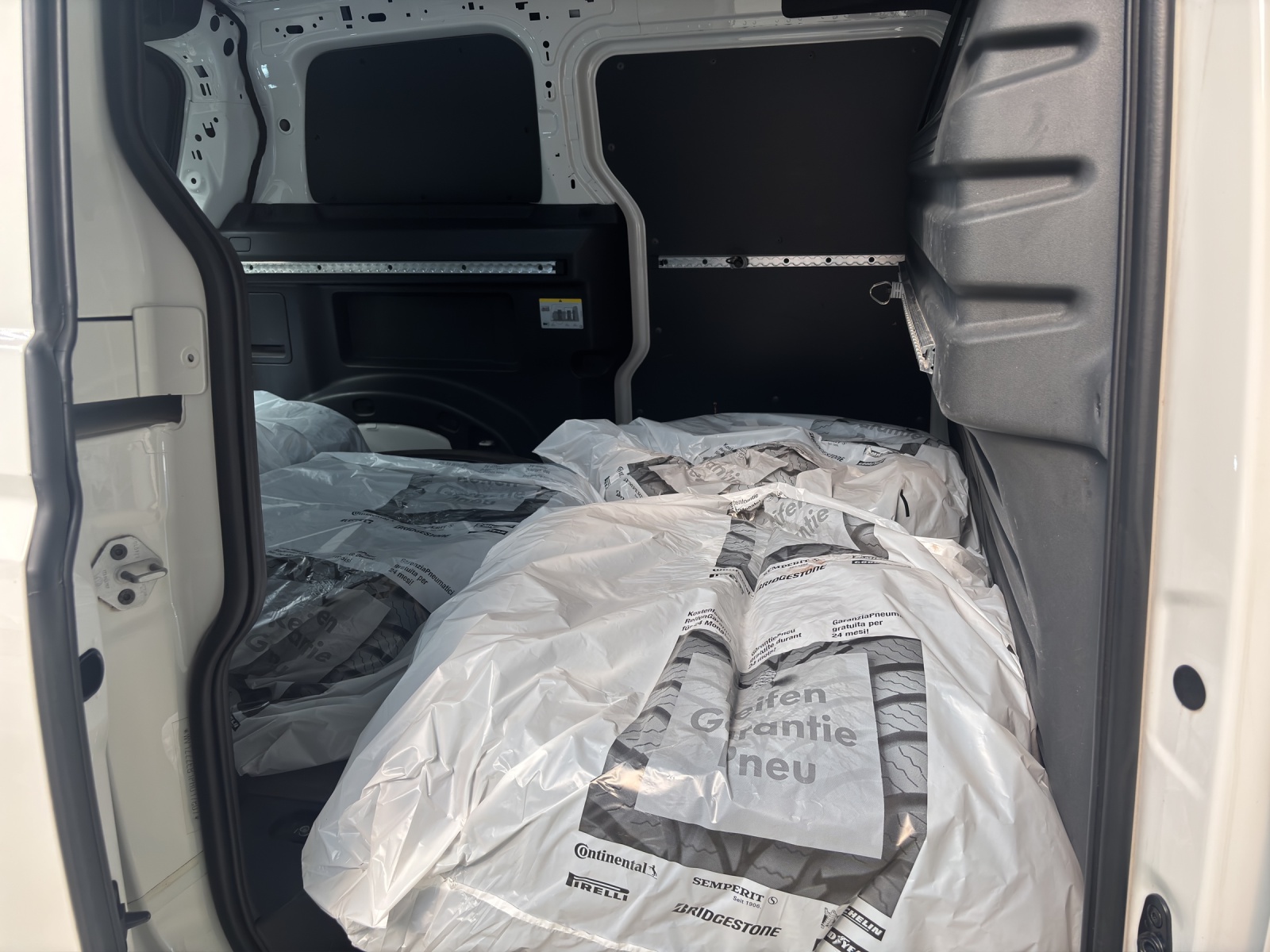 VW ID. Buzz Cargo-image-11
