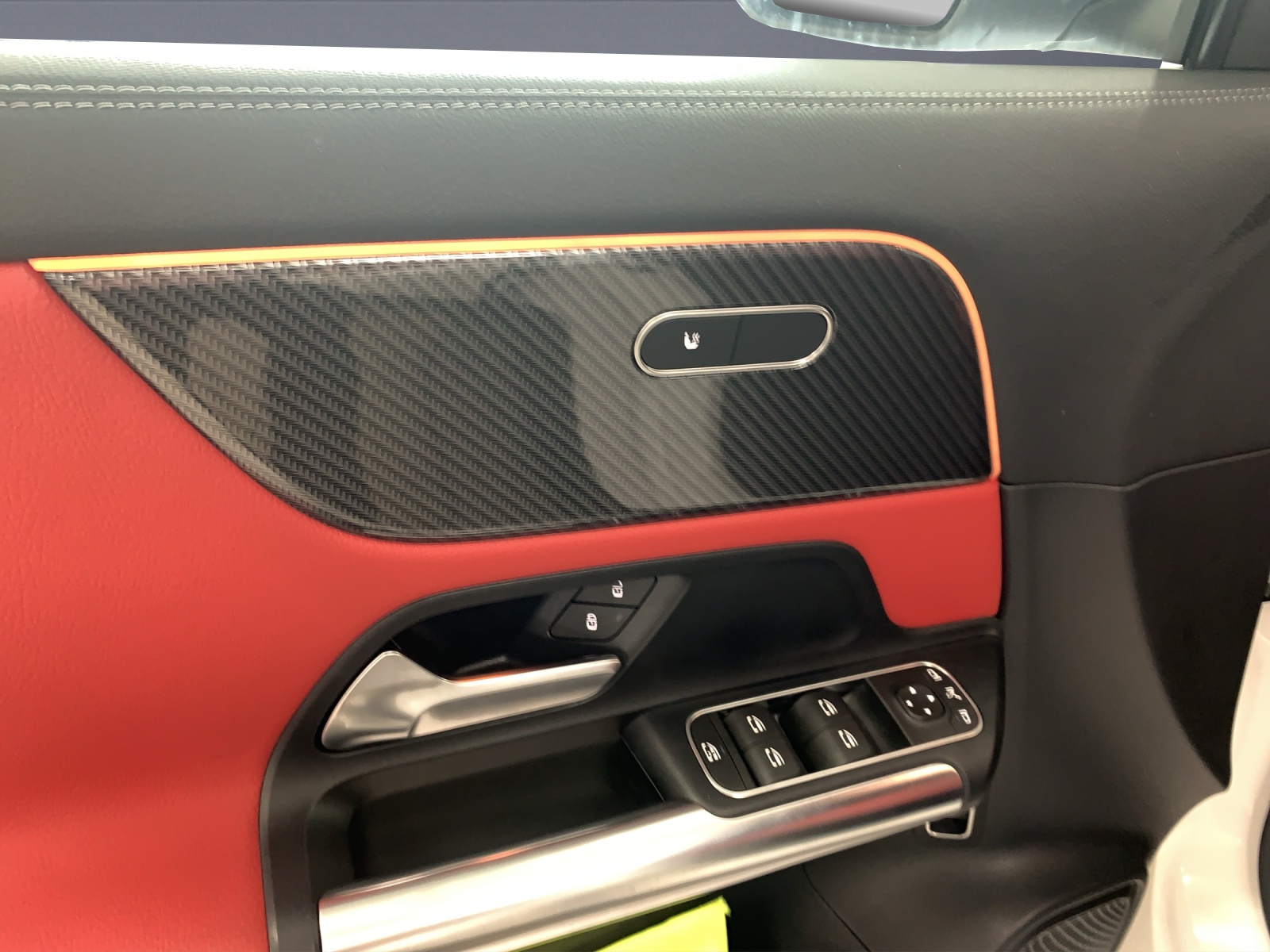 MERCEDES-BENZ GLA 250e AMG Line 8G-DCT-image-9