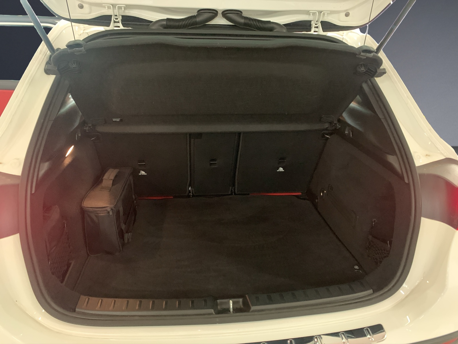 MERCEDES-BENZ GLA 250e AMG Line 8G-DCT-image-12