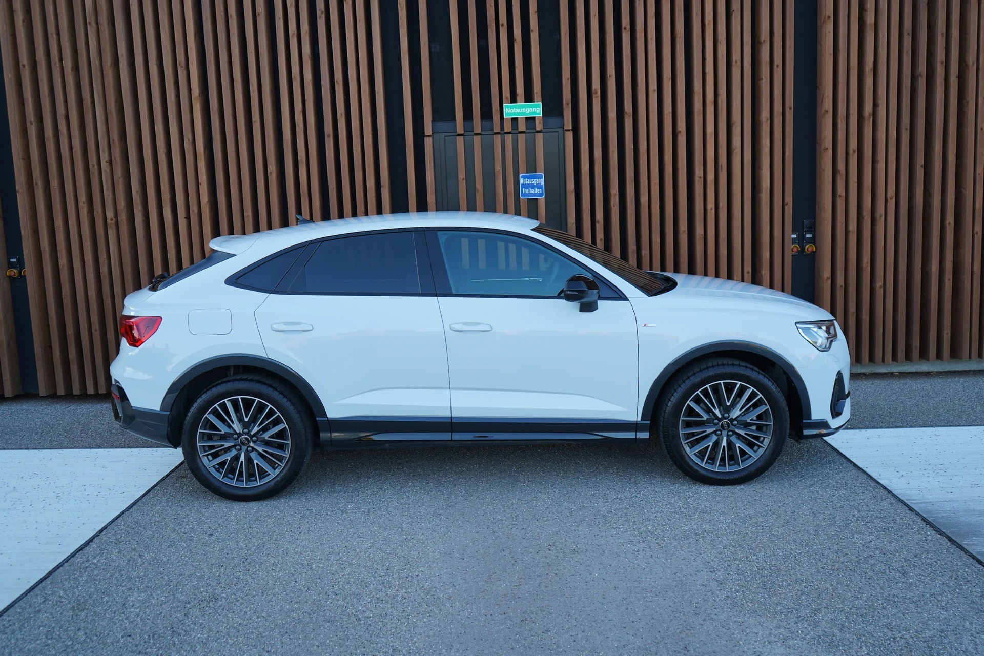 AUDI Q3 SPORTBACK 40 TFSI S LINE BLACK QUATTRO S-TRONIC l 190 PS-image-2