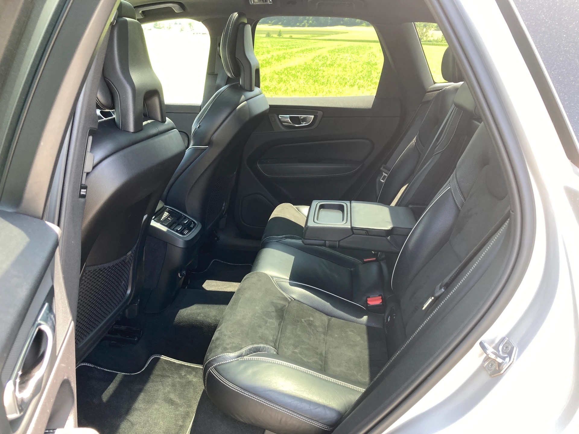 VOLVO XC60 D4 AWD R-Design Geartronic-image-7
