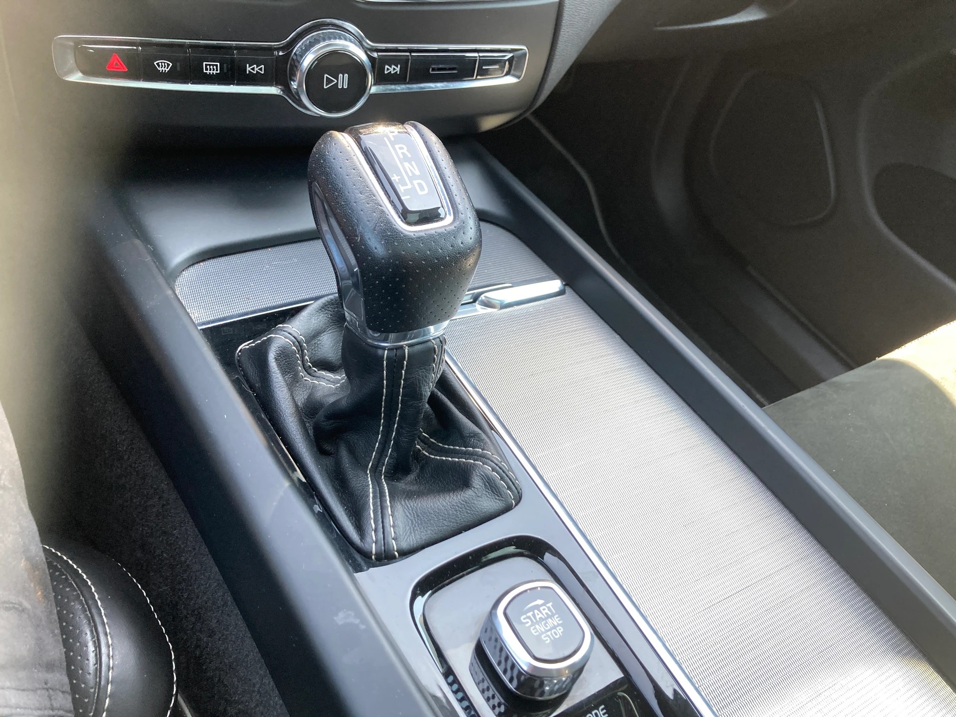 VOLVO XC60 D4 AWD R-Design Geartronic-image-13