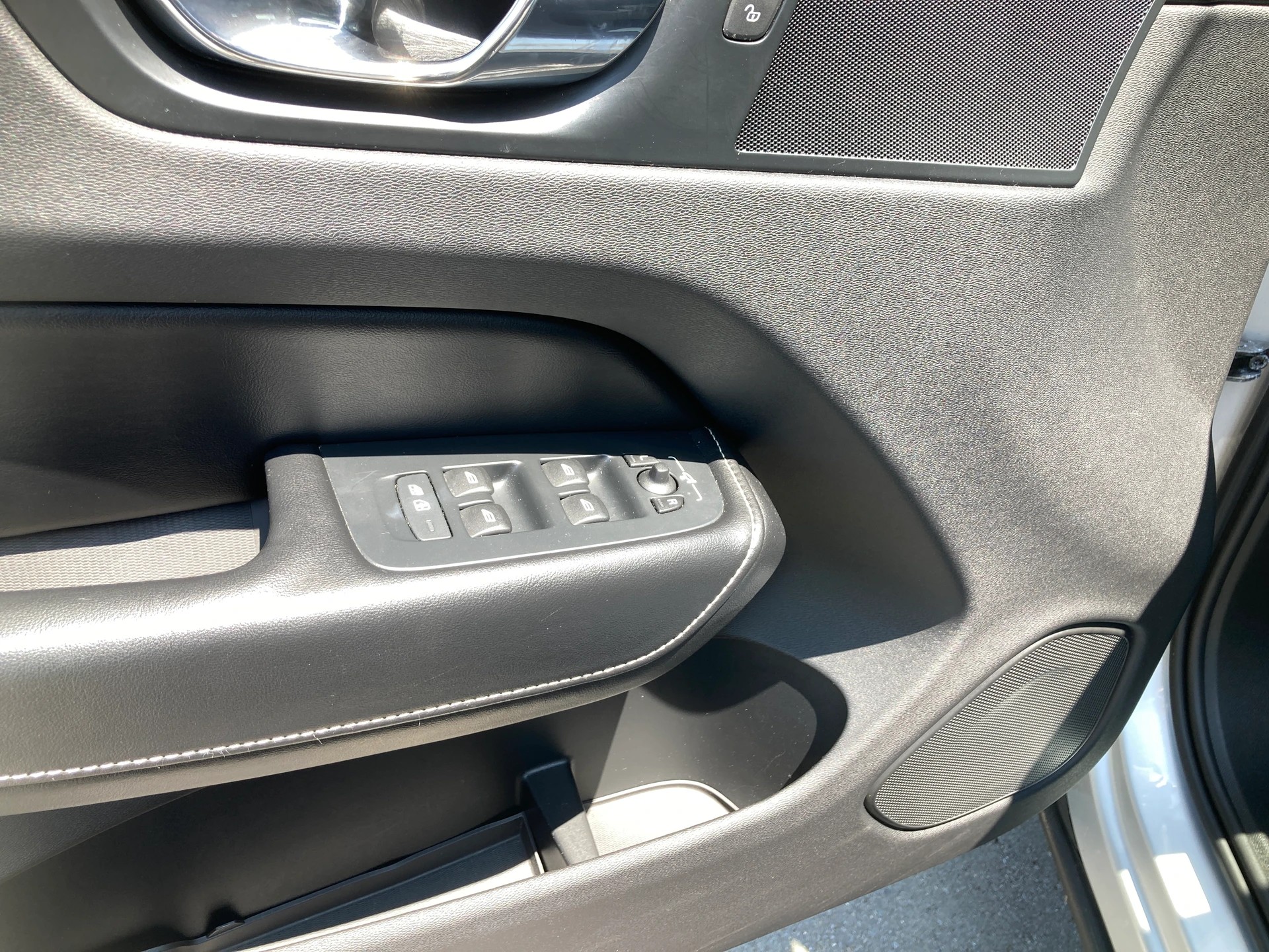 VOLVO XC60 D4 AWD R-Design Geartronic-image-10