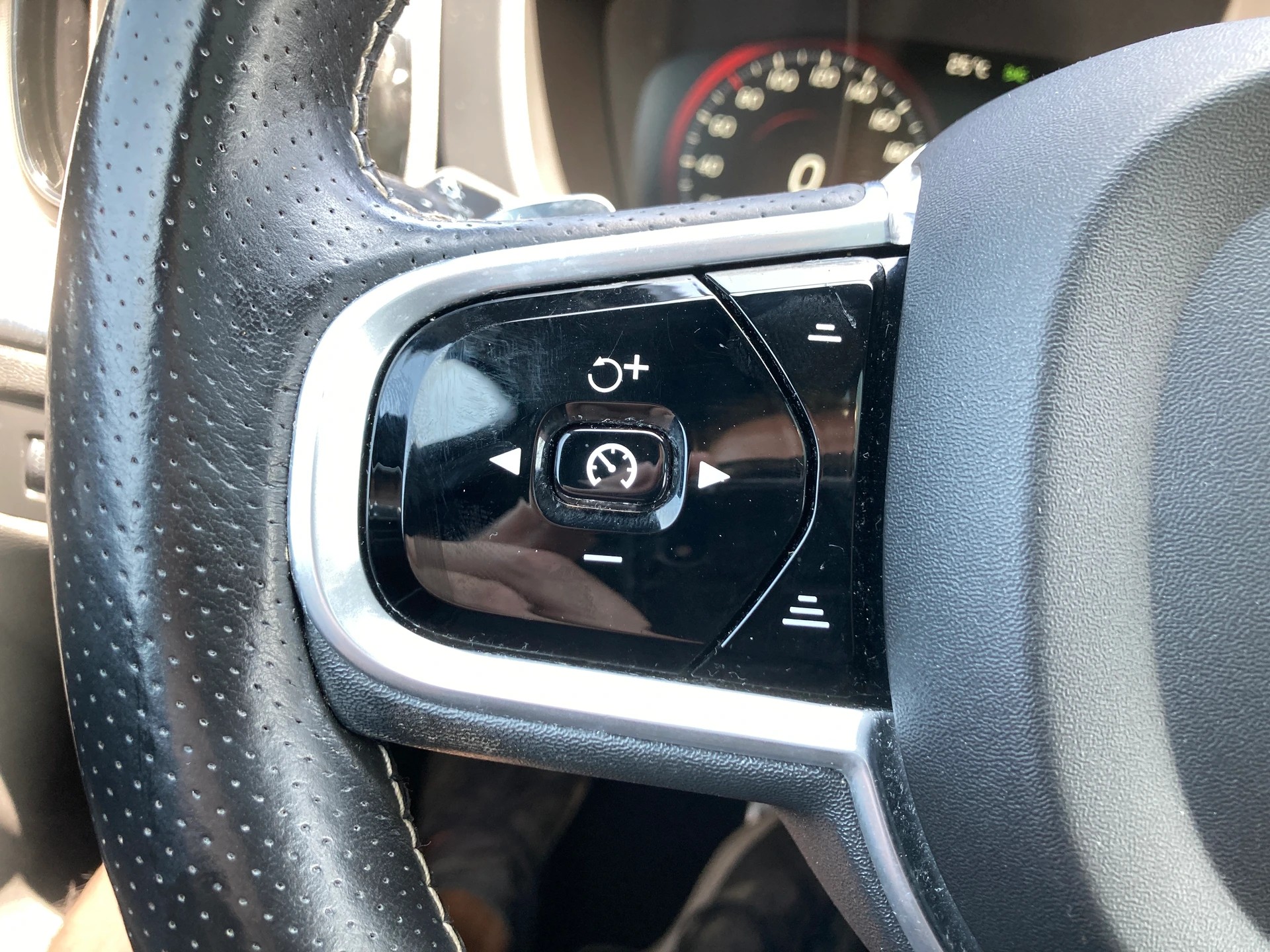 VOLVO XC60 D4 AWD R-Design Geartronic-image-14